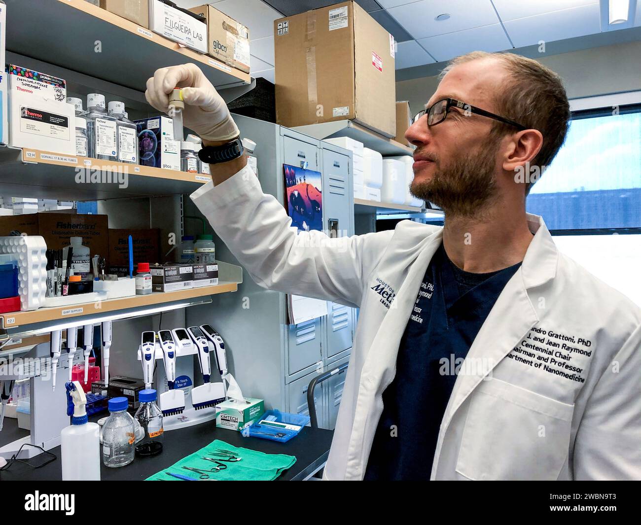 Das NICE-Experiment testet implantierbare nanofluidische Geräte für kontrollierte therapeutische Freisetzung und verifiziert die Fernkommunikation von der Erde zur ISS. Implantate werden in Kochsalzlösung eingetaucht, in Behältern versiegelt und in der Faraday-Versuchsbox montiert, um die Funktionalität über längere Zeiträume hinweg zu gewährleisten. Stockfoto