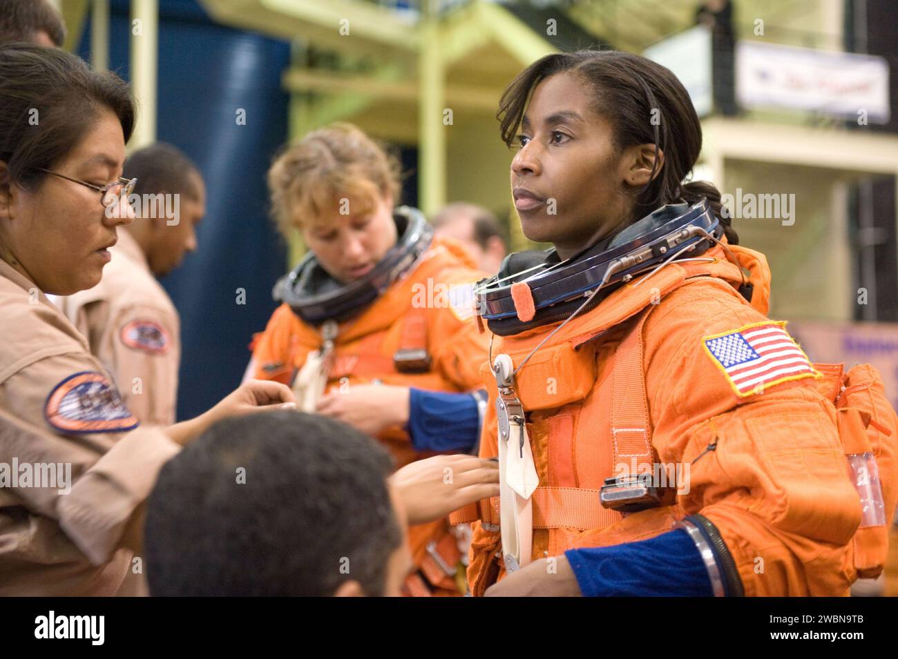 STS-131-Besatzungsmitglieder führen im NASA-Gebäude 9 ein geeignetes Ausstiegstraining für Nutzlasten durch, um einen sicheren Shuttle-Einsatz zu gewährleisten. Stockfoto