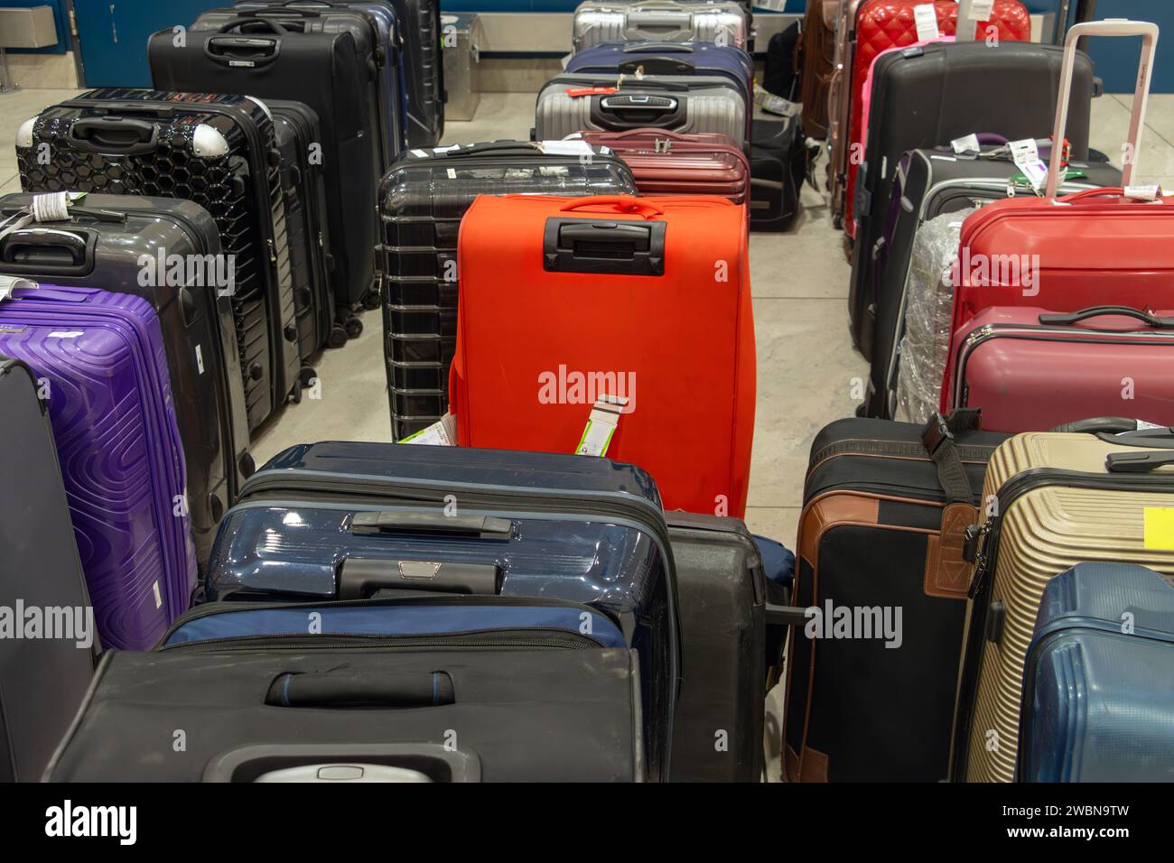 Nicht beanspruchtes, verspätetes und verlorenes Gepäck am internationalen Flughafen Stockfoto