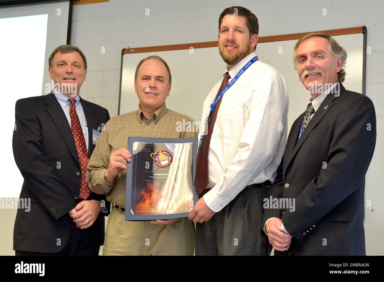 Am 11. März 2015 gratulierte das Orion-Team dem Orbital ATK-Team in Promontory, Utah, zu ihrer Arbeit am Exploration Flight Test-1 (EFT-1). Eine Auszeichnung wurde dem ATK Abort Motor Team verliehen. Stockfoto