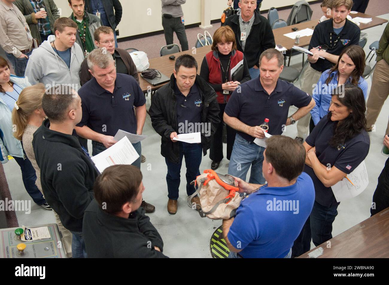Expedition 32/33/34 Besatzung führt Notfallszenarien in ISS-Mockups in Gebäude 9NW durch. Stockfoto
