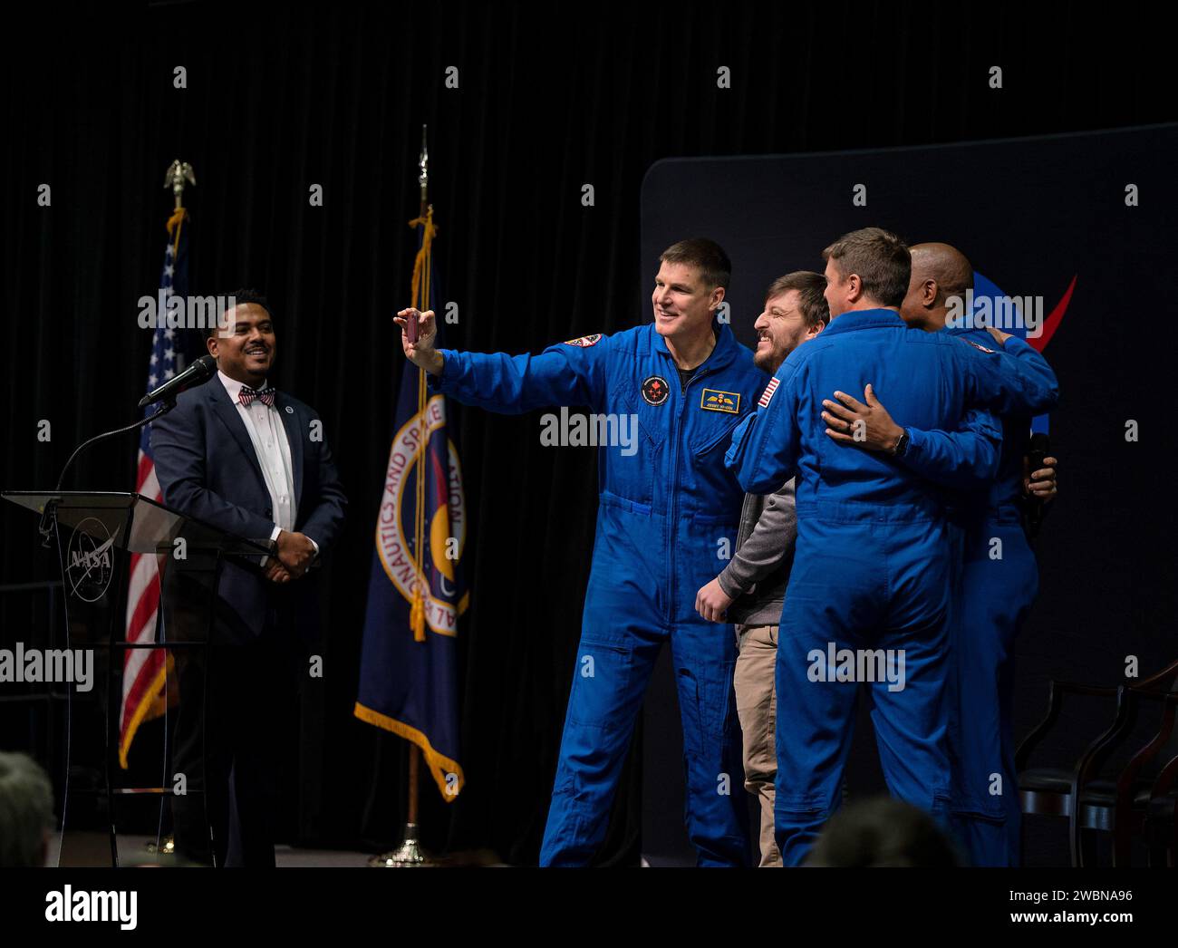 Diese Fotos zeigen die Höhepunkte der Artemis II NASA-Astronauten Victor Glover, Reid Wiseman und Christina Koch von der NASA und der CSA (Canadian Space Agency)-Astronaut Jeremy Hansen, die am 27. November im Marshall Space Flight Center der NASA in Huntsville, Alabama, zu Besuch kamen. Die Crew traf sich und sprach mit den Mitarbeitern und betrachtete Einrichtungen für die SLS-Rakete (Space Launch System). Alle vier Astronauten unterzeichneten den Orion Stage Adapter (OSA), eine kleine Ringstruktur, die SLS mit dem Orion-Raumschiff der NASA verbindet, das für Artemis II eingesetzt werden soll Koch und Wiseman besuchten auch das Systems Integration Lab, wo SLS Flugsoftware testen konnte Stockfoto