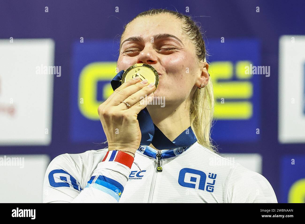 APELDOORN - Siegerin Clara Copponi (FRA) beim Feiern des Scratch-Finales der Frauen am zweiten Tag der Leichtathletik-Europameisterschaft im Apeldoorn Omnisportcenter. ANP VINCENT JANNINK Stockfoto