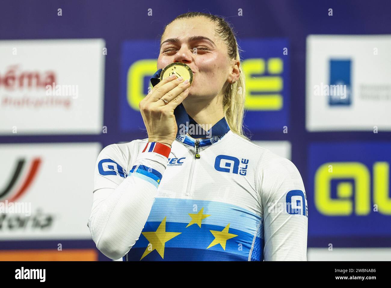 APELDOORN - Siegerin Clara Copponi (FRA) beim Feiern des Scratch-Finales der Frauen am zweiten Tag der Leichtathletik-Europameisterschaft im Apeldoorn Omnisportcenter. ANP VINCENT JANNINK Stockfoto