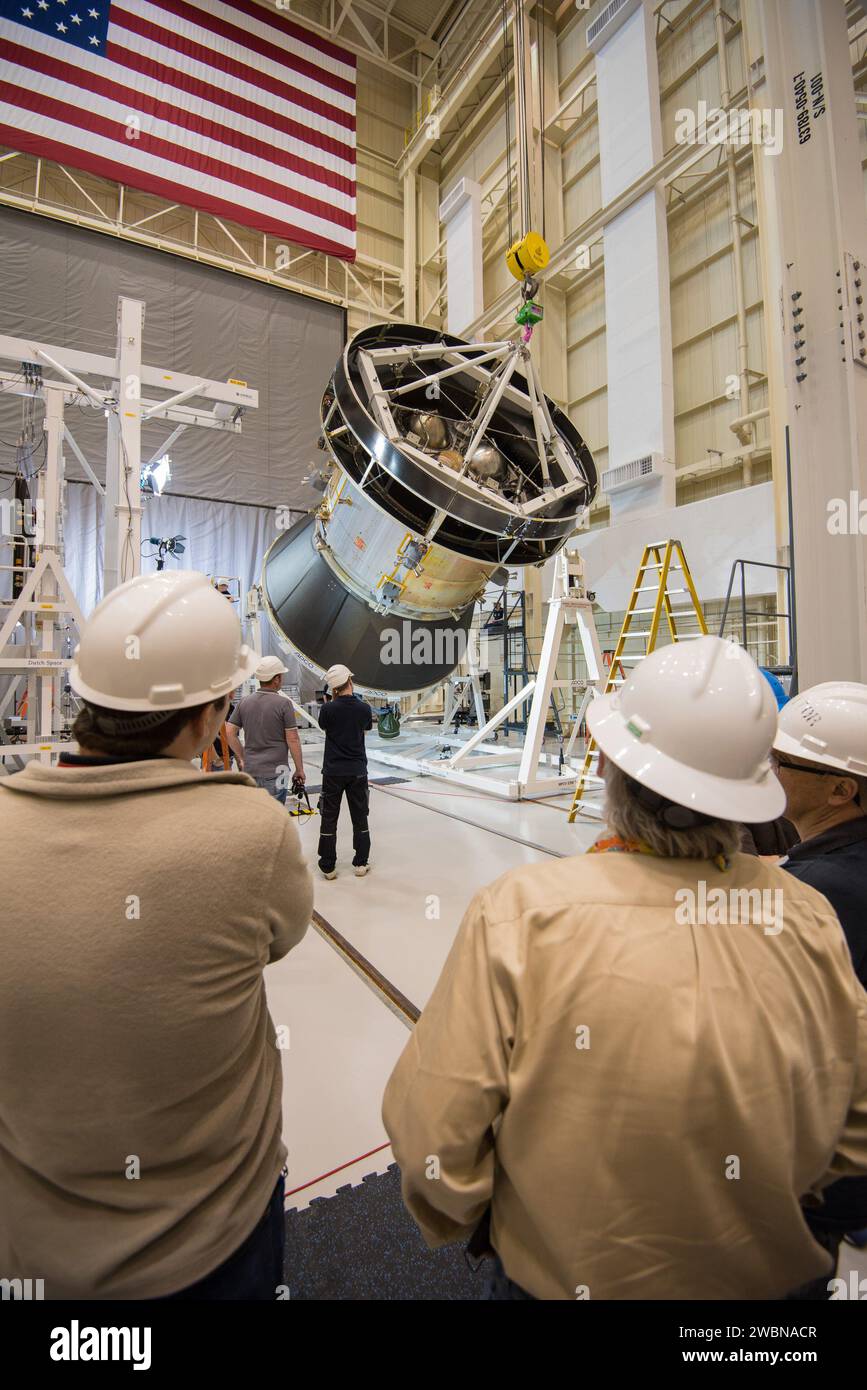 Auf der Plum Brook Station bereiteten Ingenieure und Techniker der NASA Glenn das Servicemodul von Orion für einen Test zur Solaranlage am 20. Februar 2016 vor. Das von Airbus Defence and Space gebaute und von der ESA gelieferte Modul wird Artemis I mit Strom, Antrieb, Luft und Wasser versorgen und damit die strukturelle Integrität vor dem Start der SLS bestätigen. Stockfoto