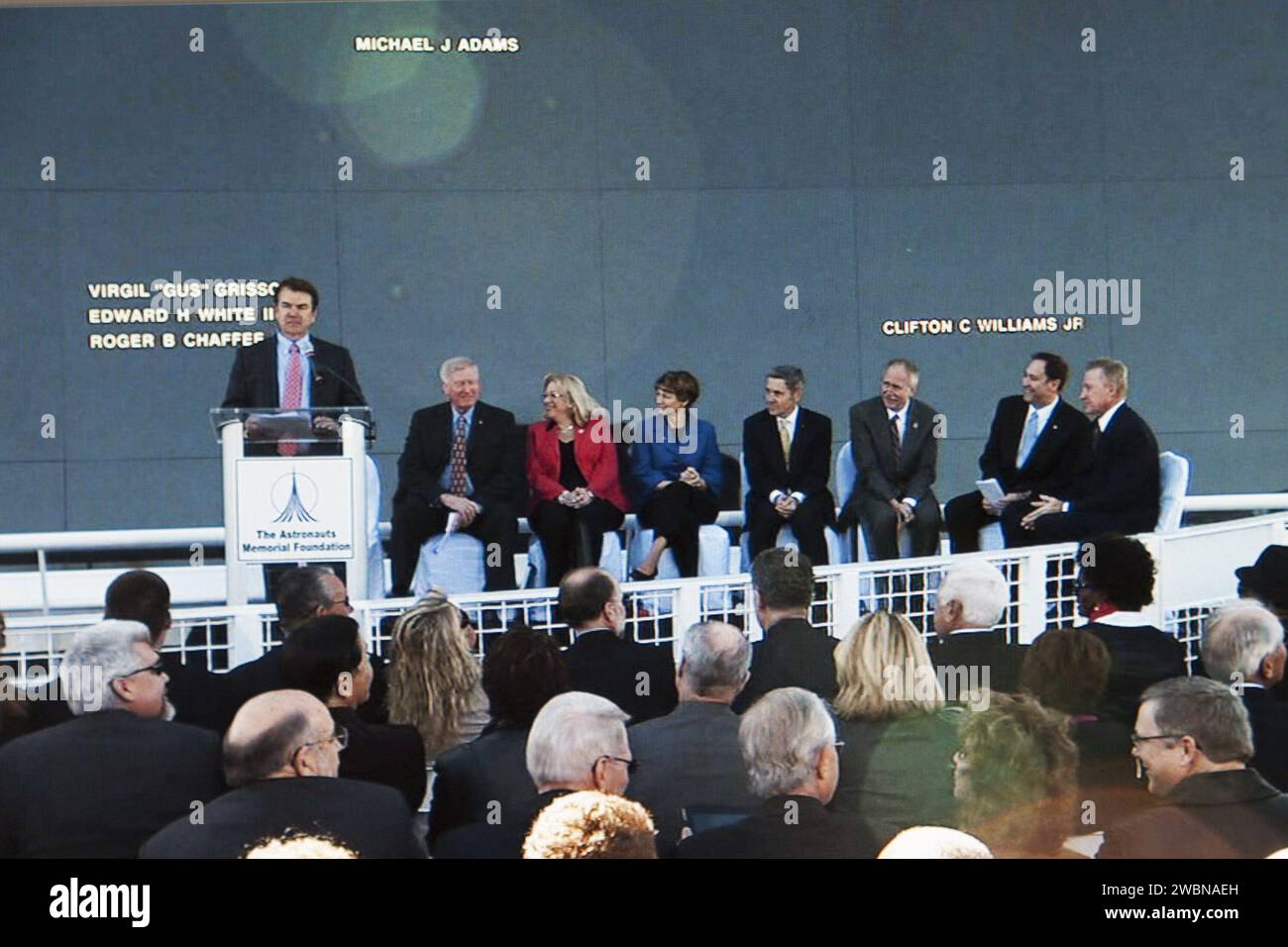 CAPE CANAVERAL, Fla. -- Senator Thad Altman, Präsident und Chief Executive Officer der Astronauts Memorial Foundation, spricht während der Gedenkfeier. Rechts sitzt der ehemalige NASA-Astronaut Jon McBride, Vorsitzender des Direktoriums der Astronauts Memorial Foundation Evelyn Ehemann-Thompson, Witwe des STS-107-Kommandeurs Rick, Ehemann Eileen Collins, kommandeur der Discovery auf der STS-114-Mission, die das Shuttle-Programm nach Bob Cabana, Direktor des Kennedy Space Centers von STS-107, zurückbrachte Stockfoto