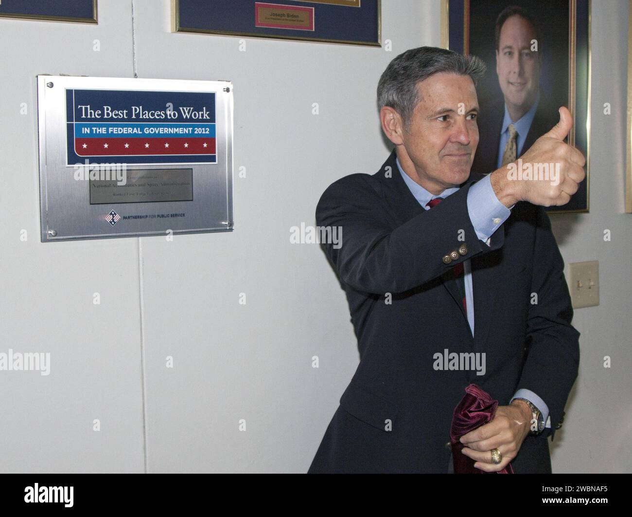 Bob Cabana, Direktor des Kennedy Space Centers, enthüllt die NASA-Gedenktafel, die sie als den größten Arbeitsplatz der Bundesbehörde anerkennt. Die Rangliste, die auf dem Feedback der Mitarbeiter basiert, wird jährlich von der Partnerschaft für den öffentlichen Dienst und Deloitte erstellt und spiegelt die Zufriedenheit der Mitarbeiter und die Unternehmenskultur wider. Stockfoto