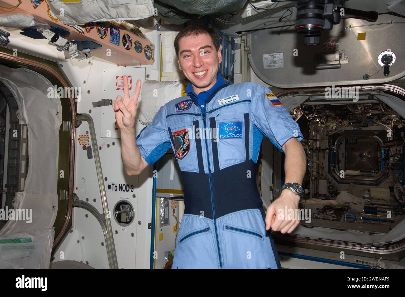 Der russische Kosmonaut Sergei Volkow, Flugingenieur der Expedition 28, wurde im Einheitsmodul der Internationalen Raumstation fotografiert, während er die Dokumentation „The Orbital Station: Life on Orbit“ für Roscosmos TV filmte. Stockfoto