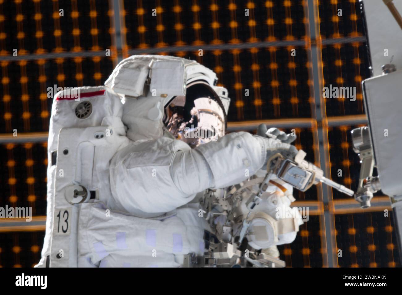 Die NASA-Astronauten Jessica Meir und Christina Koch unternahmen einen Weltraumspaziergang, um Lithium-Ionen-Batterien auf dem Port-6-Traverse der Internationalen Raumstation zu installieren, die Strom von Solarzellen speichern und verteilen. Stockfoto