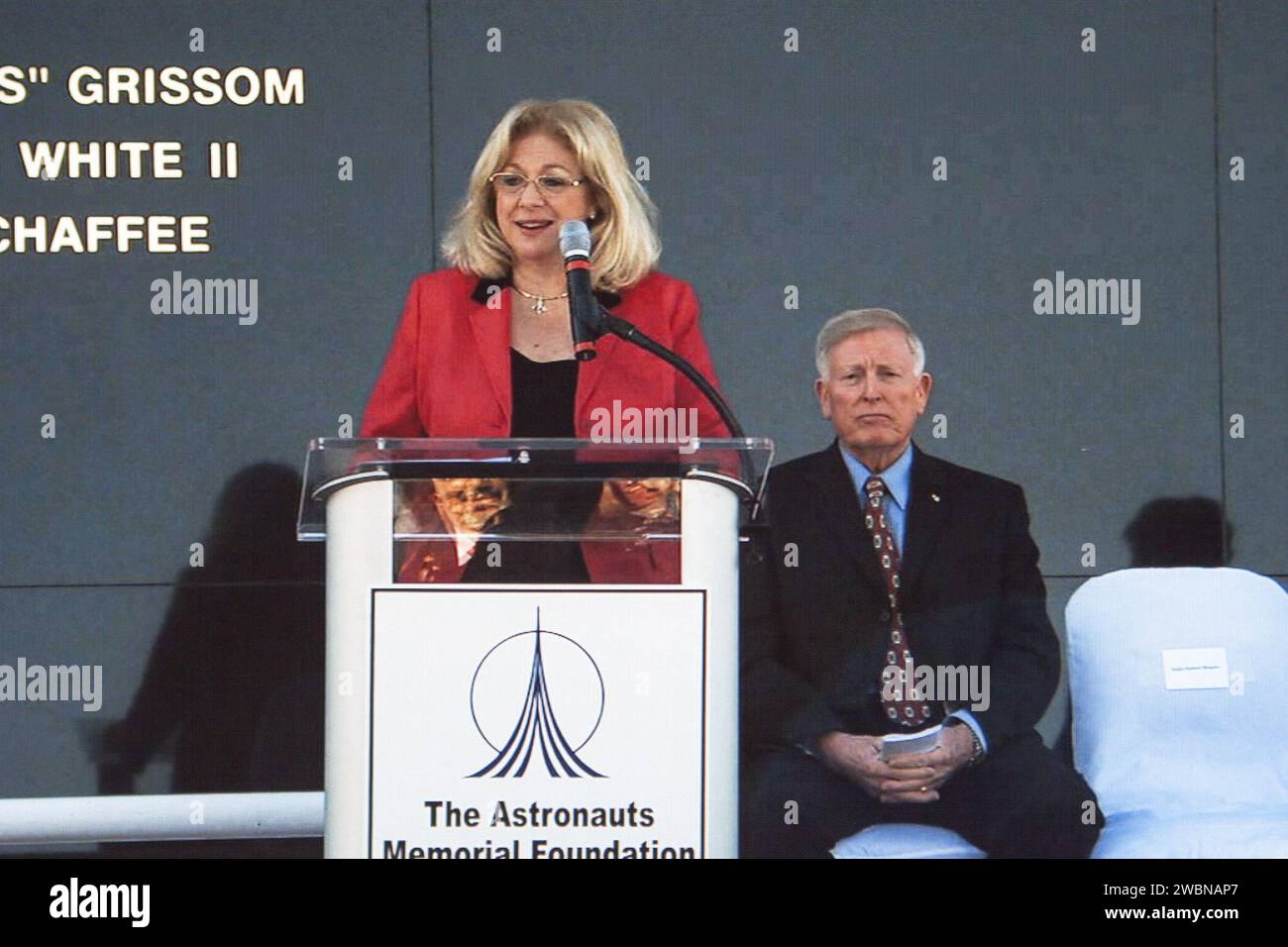 Evelyn Ehemann Thompson, Witwe des STS-107-Kommandeurs Rick Ehemann, spricht während des Day of Remembrance der NASA im Space Mirror Memorial im Kennedy Space Center. Die Zeremonie ehrt Astronauten, die bei den Missionen STS-107 Columbia, Apollo 1 und Challenger verloren haben. Das 1991 eingeweihte Space Mirror Memorial zeigt die Namen gefallener Astronauten auf einer 4,5 Fuß hohen und 50 Fuß breiten Oberfläche aus schwarzem Granit, die vom Kongress als National Memorial bezeichnet wurde. Stockfoto
