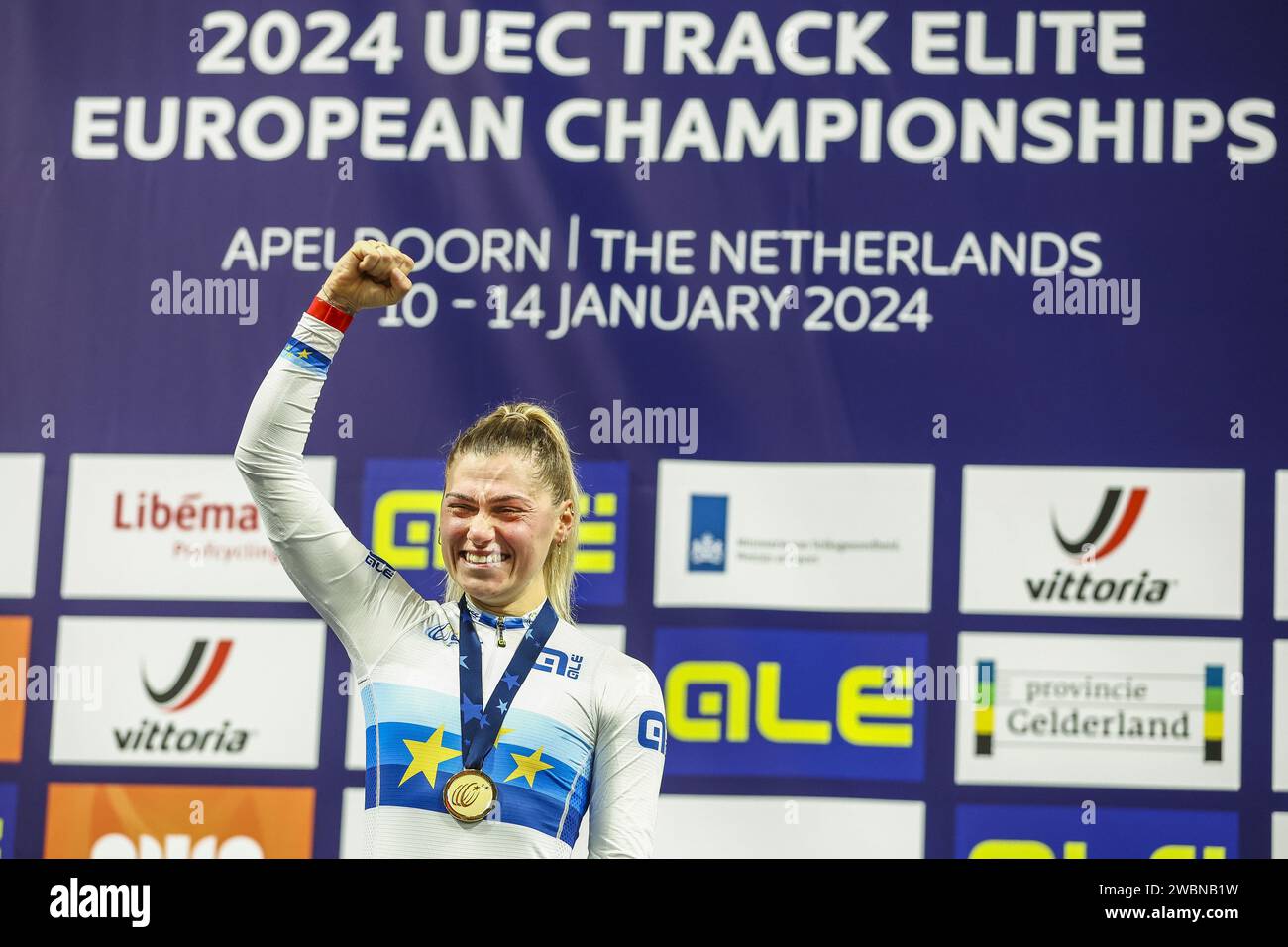 APELDOORN - Siegerin Clara Copponi (FRA) beim Feiern des Scratch-Finales der Frauen am zweiten Tag der Leichtathletik-Europameisterschaft im Apeldoorn Omnisportcenter. ANP VINCENT JANNINK Stockfoto