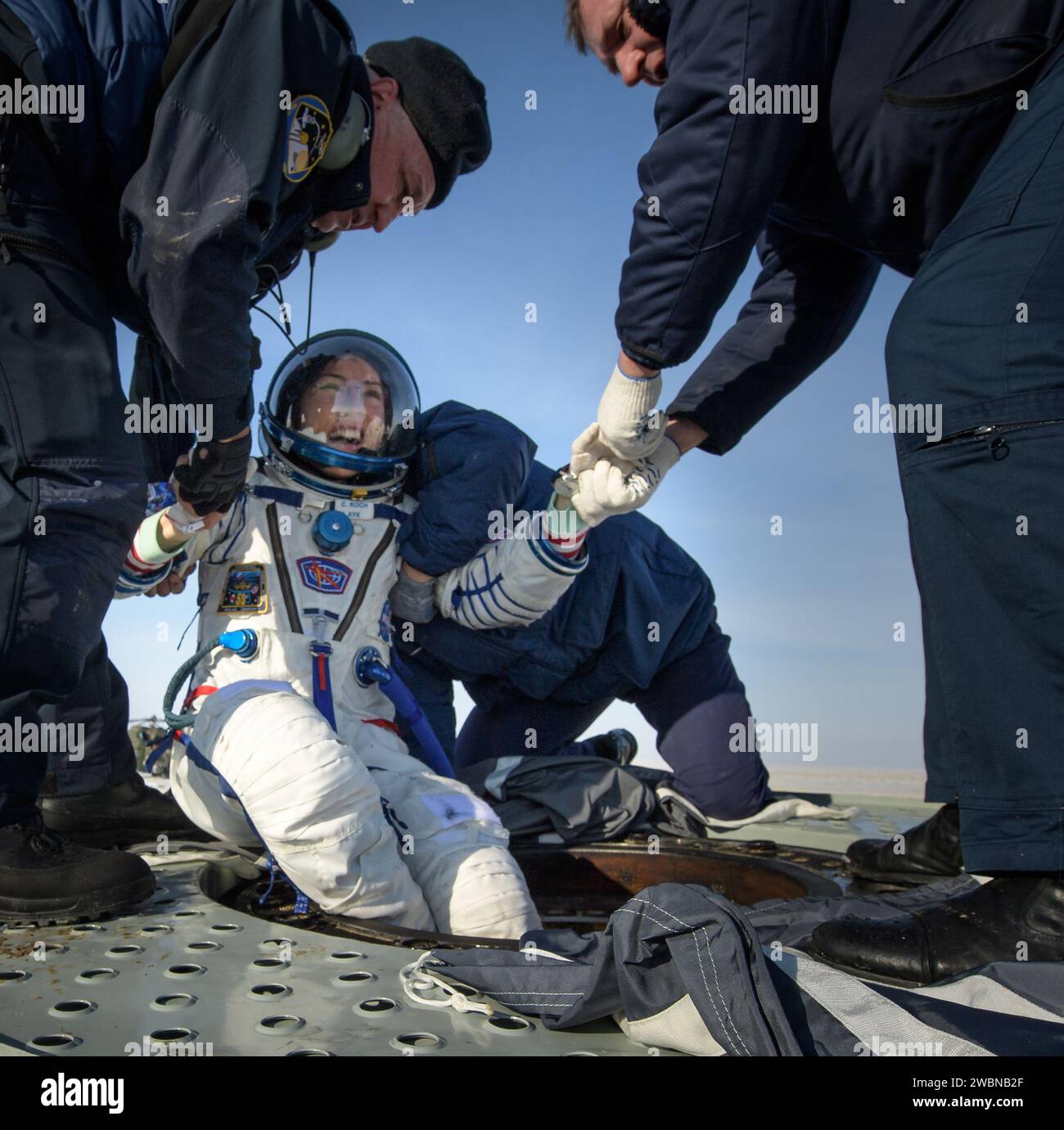 NASA-Astronautin Christina Koch wird aus der Raumsonde Sojus MS-13 geholfen, nur wenige Minuten nachdem sie, Roscosmos-Kosmonaut Alexander Skwortsov und ESA-Astronautin Luca Parmitano am Donnerstag, den 6. Februar 2020, in einem abgelegenen Gebiet in der Nähe der Stadt Zhezkazgan in Kasachstan landeten. Koch kehrte auf die Erde zurück, nachdem er 328 Tage im Weltraum --- der längste Raumflug der Geschichte einer Frau --- als Mitglied der Expeditionen 59-60-61 auf der Internationalen Raumstation. Skwortsow und Parmitano kehrten nach 201 Tagen im All zurück, wo sie als Expedition 60-61 Besatzungsmitglieder an Bord der Station dienten. Stockfoto