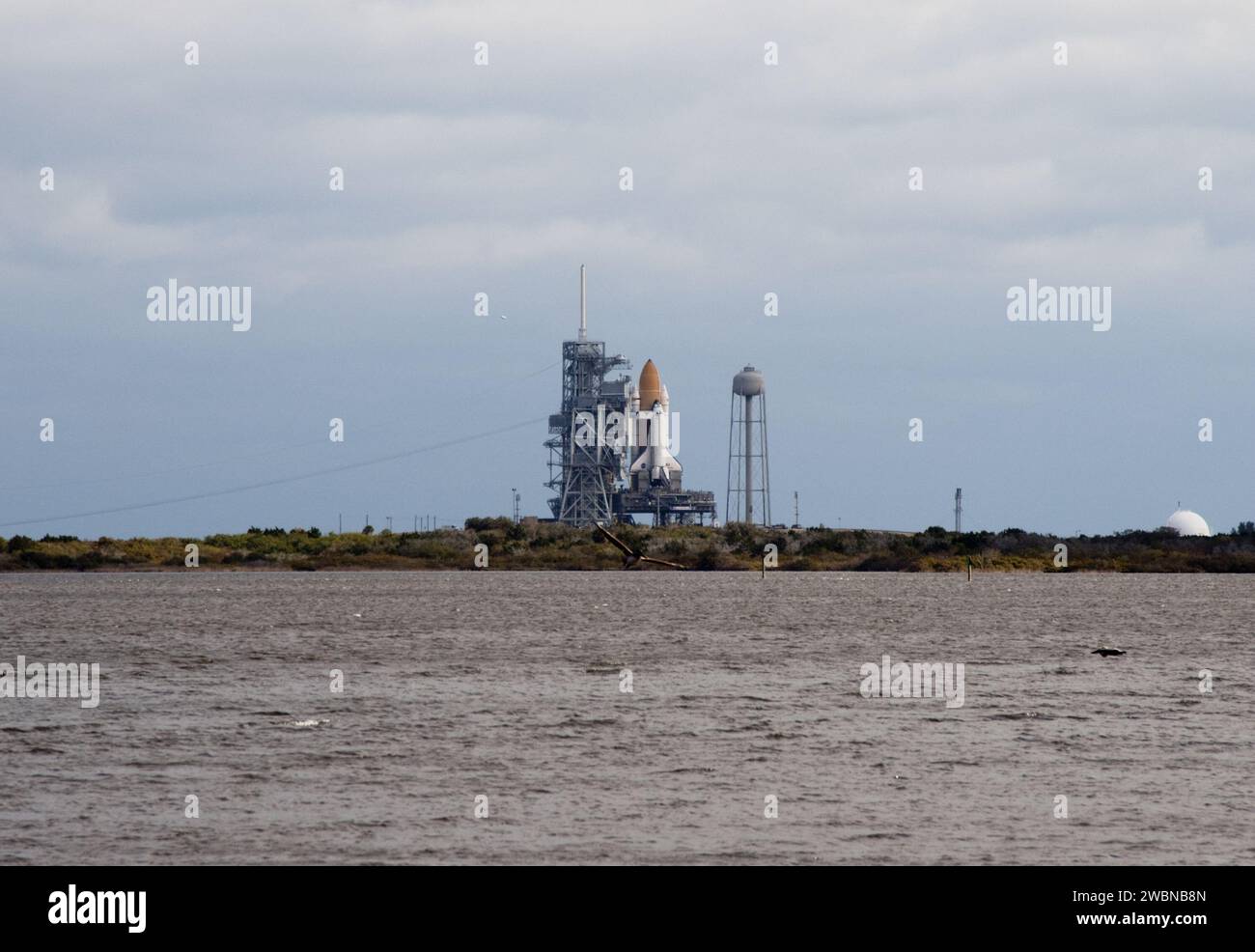 Das Space Shuttle Discovery zog auf einer 3,4 km langen Reise vom Vehicle Assembly Building zum Launch Pad 39A im Kennedy Space Center. Der erste Antrag wurde am 2. März um 23:58 Uhr gestellt und am 3. März um 6:48 Uhr auf dem Gelände gesichert. Die siebenköpfige STS-131-Besatzung wird das Mehrzweck-Logistikmodul Leonardo mit Nachversorgungsplattformen und -Racks zur ISS liefern. STS-131 ist die 33. Mission zum Bahnhof und die 131. Shuttle-Mission insgesamt. Stockfoto