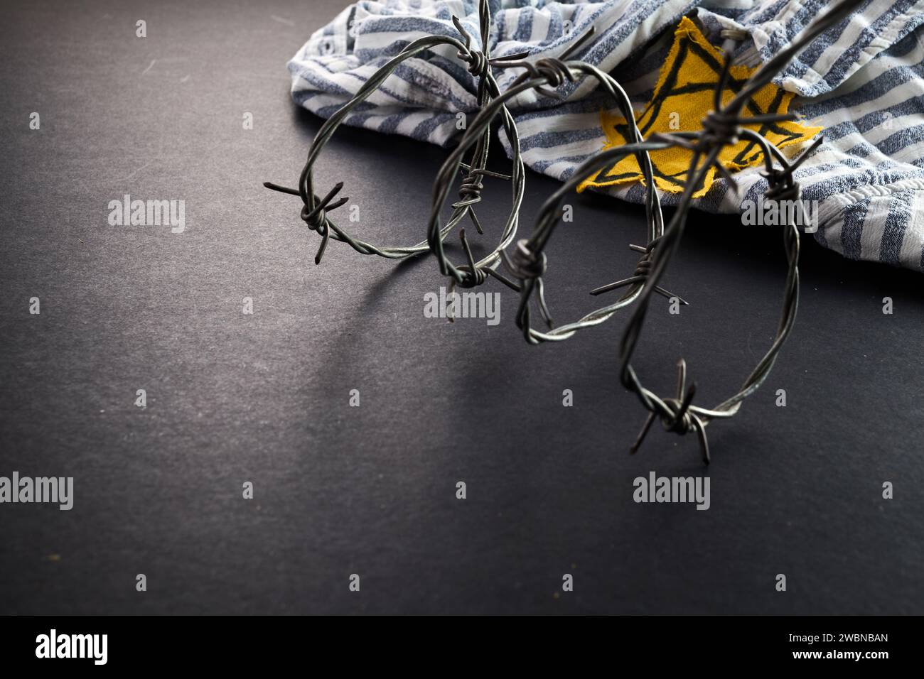 Jüdischer Gefangener mit gelbem Abzeichen auf dunklem Hintergrund. Internationaler Holocaust-Gedenktag Stockfoto