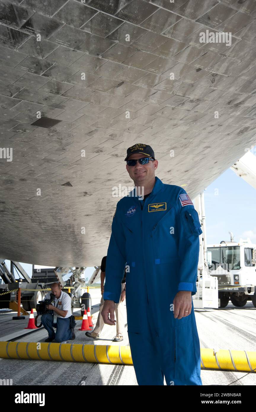 CAPE CANAVERAL, Fla. - STS-132 Pilot Tony Antonelli hält für ein Foto unter dem Space Shuttle Atlantis, nachdem er in der Shuttle Landing Facility im Kennedy Space Center der NASA in Florida gelandet ist. Die sechsköpfige STS-132-Besatzung trug das in Russland gebaute Mini-Forschungsmodul 1 zur Raumstation. STS-132 ist die 34. Shuttle-Mission zum Bahnhof, die 132. Shuttle-Mission insgesamt und der letzte geplante Flug nach Atlantis. Stockfoto