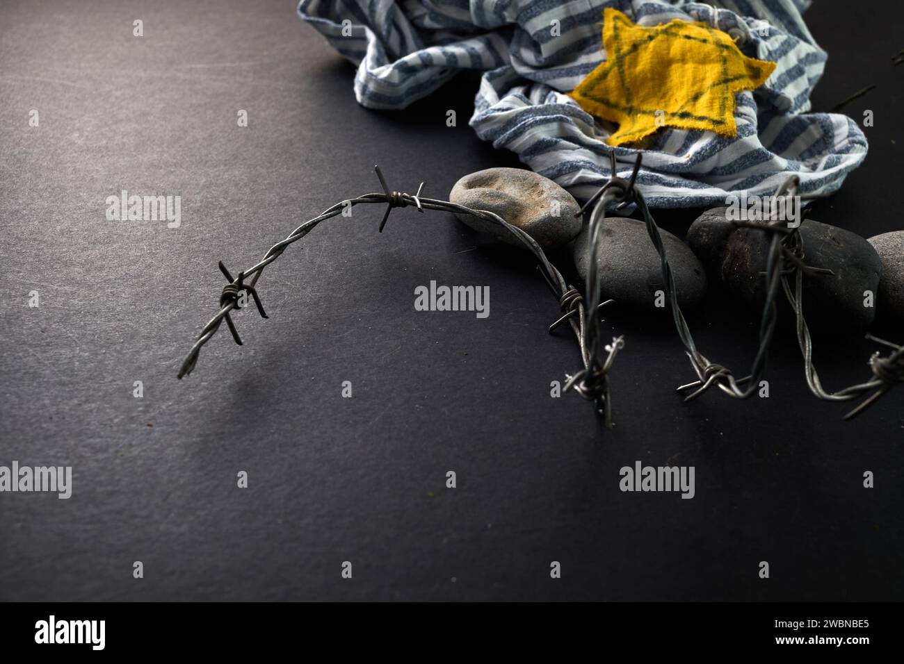 Jüdischer Gefangener mit gelbem Abzeichen auf dunklem Hintergrund. Internationaler Holocaust-Gedenktag Stockfoto