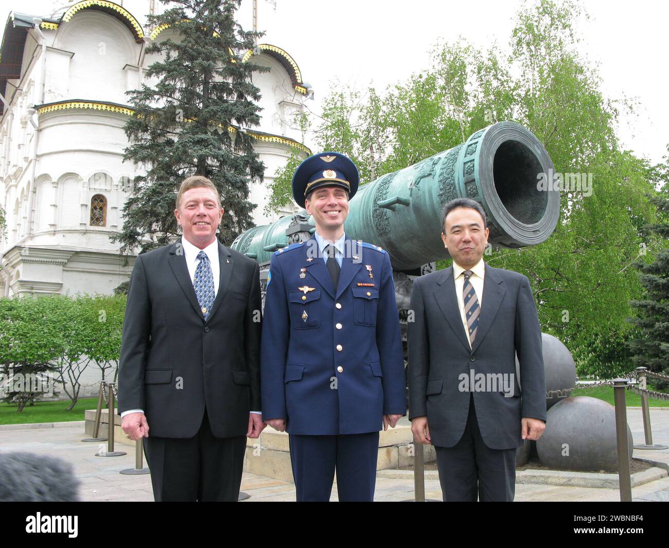Die 28 Besatzungsmitglieder Mike Fossum, Sergej Wolkow und Satoshi Furukawa posieren vor der Zarenkanone in Moskau, bevor sie am 8. Juni 2011 vom Kosmodrom Baikonur zur Internationalen Raumstation starten. Stockfoto