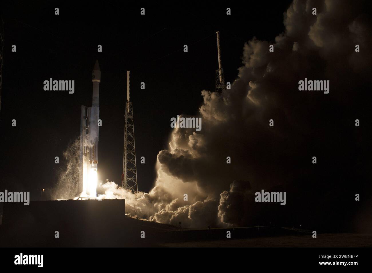 CAPE CANAVERAL, Fla. – Die Atlas-V-Rakete der United Launch Alliance startet vom Space Launch Complex 41 auf der Cape Canaveral Air Force Station mit dem NASA-Satelliten TDRS-L in die Erdumlaufbahn. Der Abflug war um 33 Uhr EST. Die TDRS-L-Sonde ist der zweite von drei neuen Satelliten, die für die NASA durch die Verlängerung der Lebensdauer der TDRSS-Flotte des Tracking and Data Relay Satellite Systems, die aus acht Satelliten in geosynchroner Umlaufbahn besteht, eine lebenswichtige Betriebskontinuität gewährleisten sollen. Die Raumsonde liefern Tracking, Telemetrie, Befehl und Daten mit hoher Bandbreite r Stockfoto