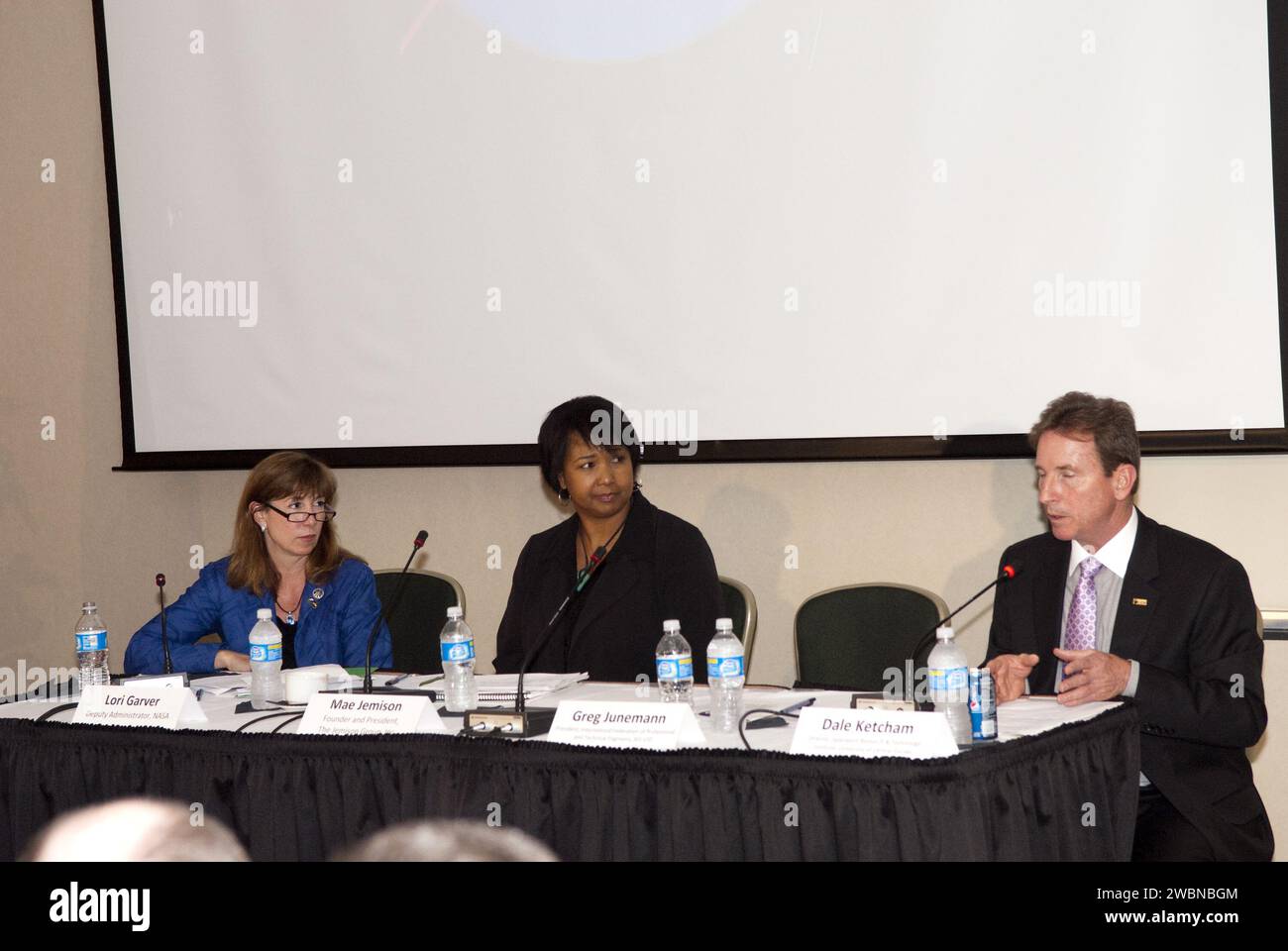 CAPE CANAVERAL, Fla. - Im Juno Jupiter-Raum des Debus-Zentrums im Besucherkomplex des Kennedy Space Center der NASA in Florida hören Lori Garver, stellvertretender Administrator der NASA (links) und Podiumsmoderator, und Mae Jamison, Gründer und Präsident der Jamison Group Inc. Aufmerksam zu Dale Ketcham, Direktor des Spaceport Research and Technology Institute an der University of Central Florida spricht auf der „Harnessing Space to Expand Economic Opportunity“, einer Breakout-Sitzung, die Teil der Konferenz über das amerikanische Raumfahrtprogramm für das 21. Jahrhundert ist. Stockfoto