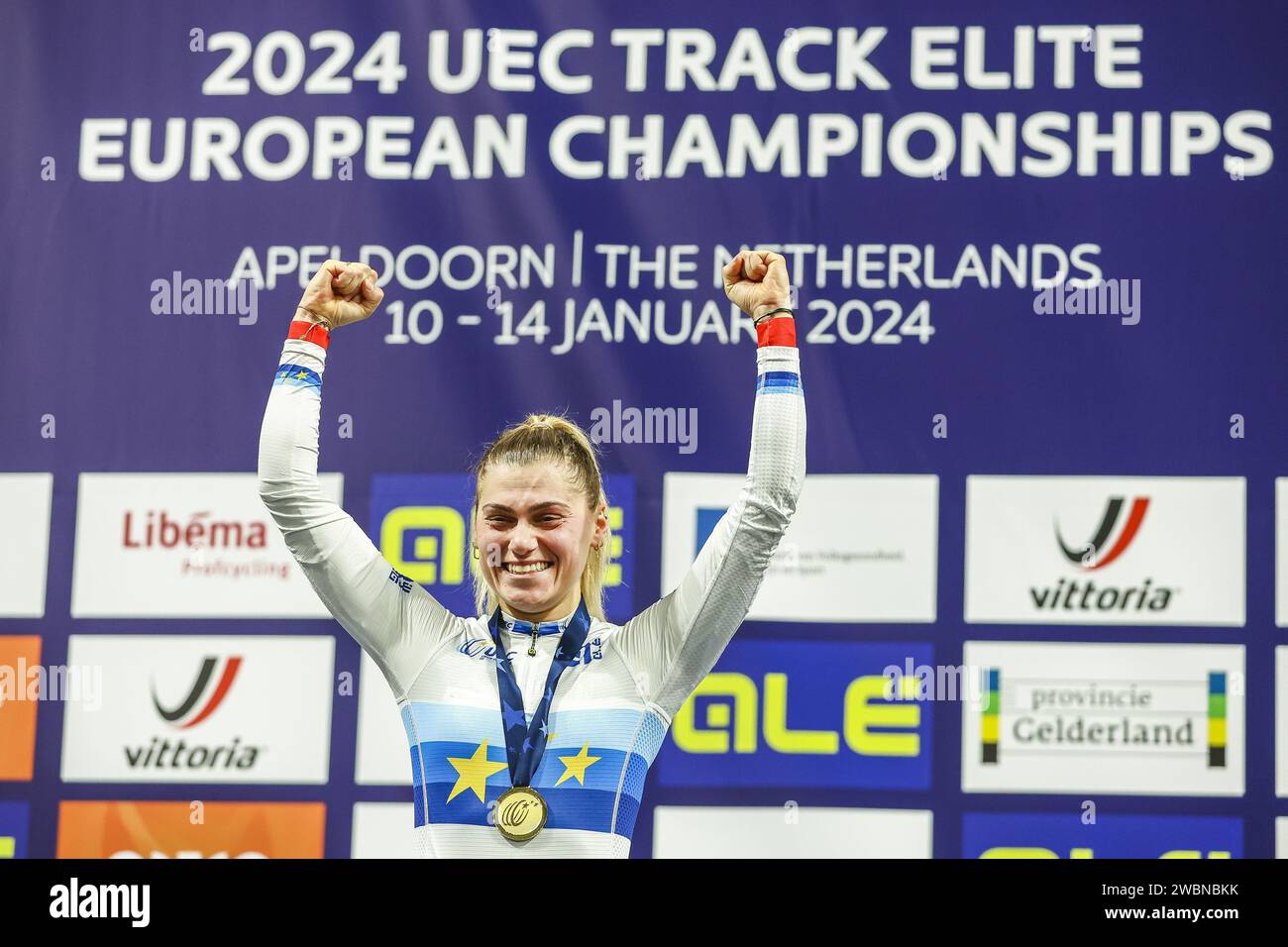 APELDOORN – Siegerin Clara Copponi (FRA) nimmt am zweiten Tag der Leichtathletik-Europameisterschaft im Apeldoorn Omnisportcenter an der Feier des Scratch-Finales der Frauen Teil. ANP VINCENT JANNINK Stockfoto