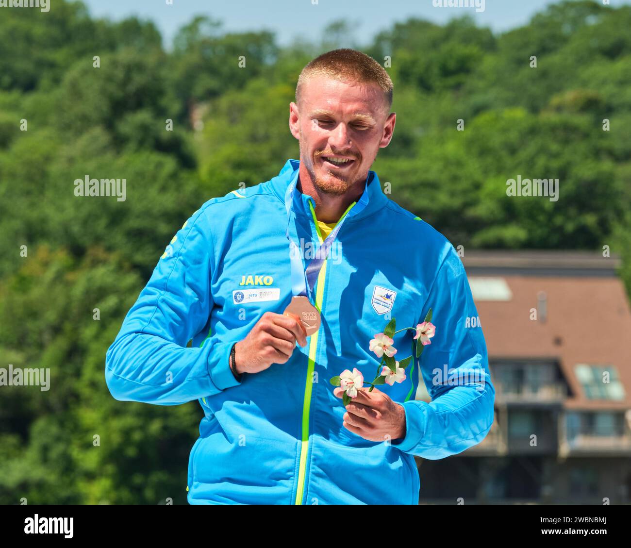 Dartmouth, Kanada. August 2022. Goldmedaillengewinner und Weltmeister Cătălin Chirilă aus Rumänien erhält seine Medaille im 1000-m-Rennen der C1 Men, das er mit über einer vollen Sekunde gewann. Die ICF Canoe Sprint- und Paracanoe-Weltmeisterschaften 2022 finden am Lake Banook in Dartmouth (Halifax) statt. Stockfoto