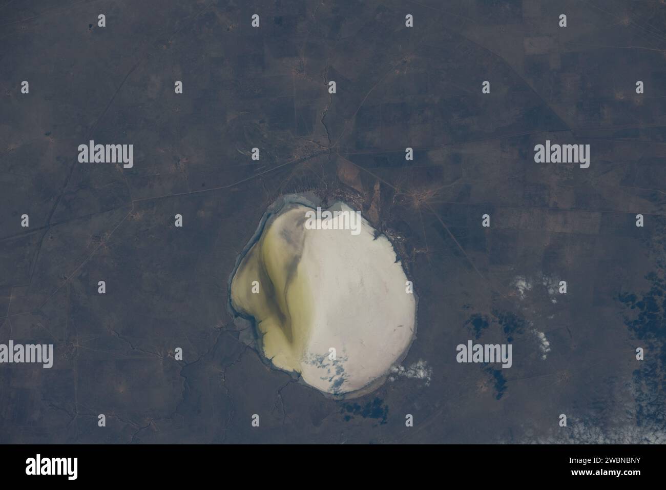 Iss070e005945 (19. Oktober 2023) --- der Elton-See, ein Salzsee in Russland nahe der westlichen Grenze Kasachstans, ist von der Internationalen Raumstation aus in einer Umlaufbahn von 260 Meilen dargestellt. Stockfoto