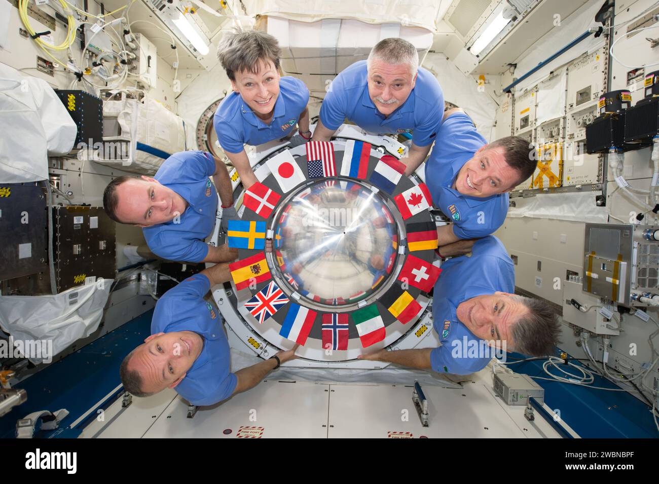 Iss052e031832 (5.08.2017) --- Expedition 52 Besatzung posiert für ihr Crew-Porträt auf der Umlaufbahn, das sich um die interne Luftschleuse des Japanischen Experiments-Moduls (JEM) an Bord der Internationalen Raumstation (ISS) versammelt hat. Flaggen von allen internationalen Partnern sind um die Luke der Luftschleuse sichtbar. Von links nach rechts: Astronaut Randy Bresnik, Kosmonaut Sergey Ryzanskiy, Astronaut Peggy Whitson, Kosmonaut Fyodor Yurchikhin, Astronaut Jack Fischer und Astronaut Paolo Nespoli der Europäischen Weltraumorganisation (ESA). Stockfoto