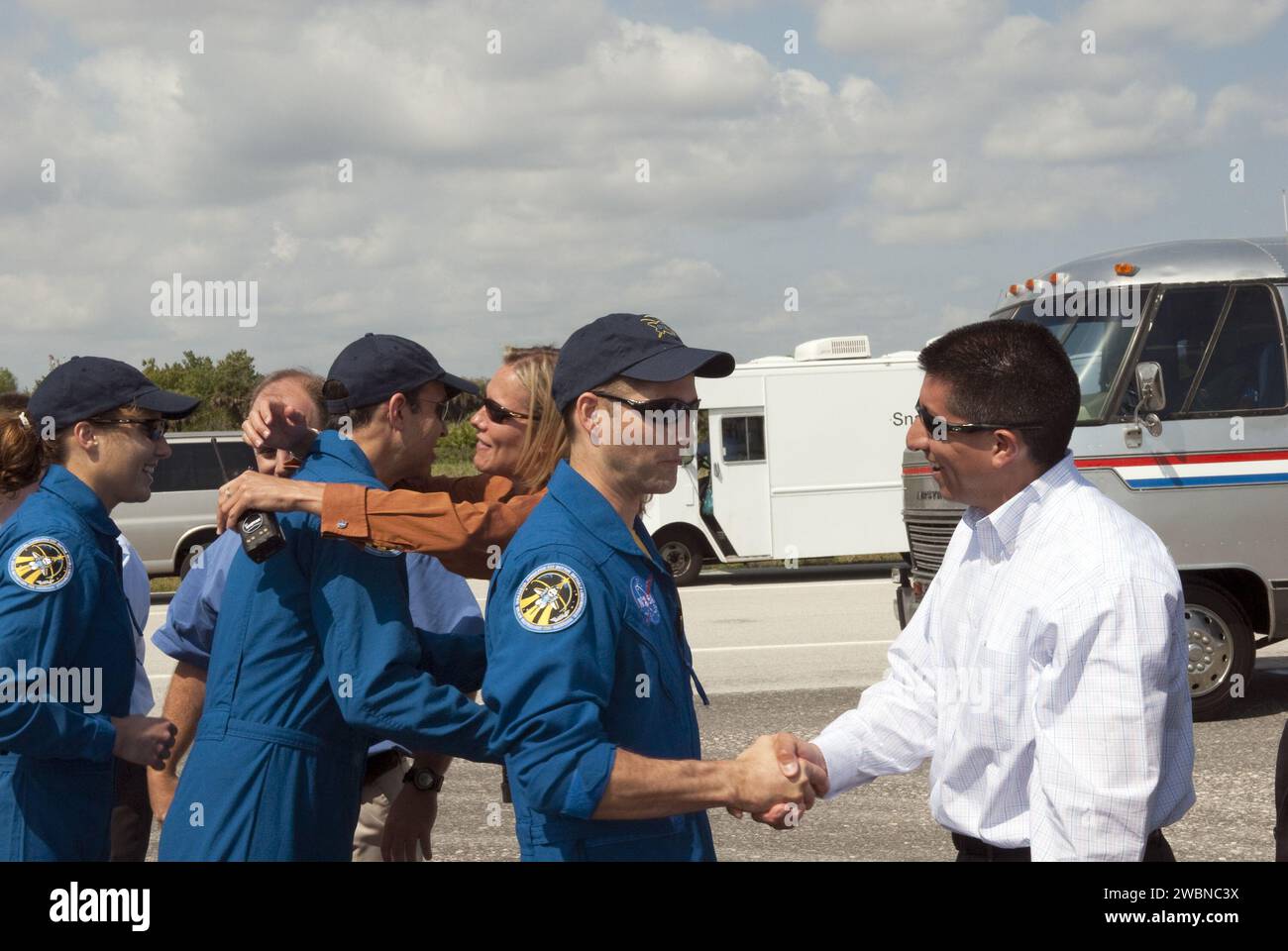 Das Space Shuttle Discovery kehrt nach 15 Tagen im Orbit zum Kennedy Space Center zurück, nachdem es die 6,2 Millionen Meilen lange Mission STS-131 abgeschlossen hat und das Leonardo Logistikmodul zur ISS transportiert hat. Stockfoto