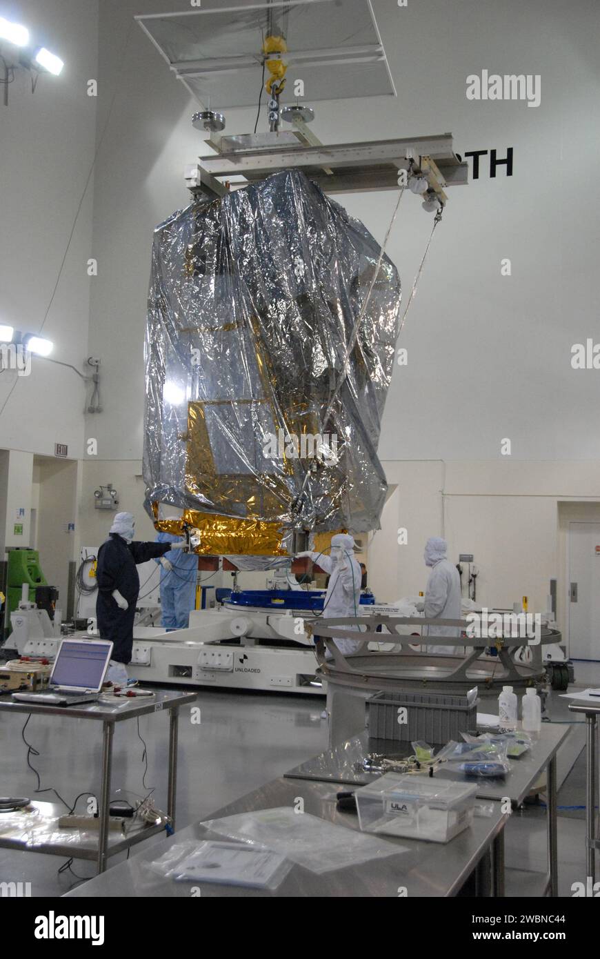 In einem Reinraum in der Astrotech Payload Processing Facility auf dem ...