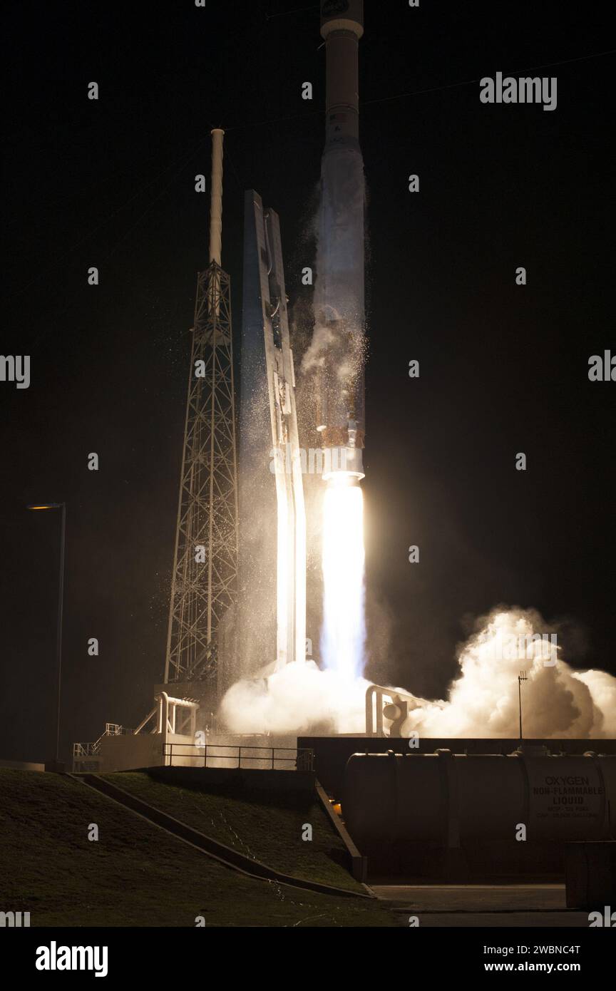 CAPE CANAVERAL, Fla. – Die Atlas-V-Rakete der United Launch Alliance startet vom Space Launch Complex 41 auf der Cape Canaveral Air Force Station mit dem NASA-Satelliten TDRS-L in die Erdumlaufbahn. Der Abflug war um 33 Uhr EST. Die TDRS-L-Sonde ist der zweite von drei neuen Satelliten, die für die NASA durch die Verlängerung der Lebensdauer der TDRSS-Flotte des Tracking and Data Relay Satellite Systems, die aus acht Satelliten in geosynchroner Umlaufbahn besteht, eine lebenswichtige Betriebskontinuität gewährleisten sollen. Die Raumsonde liefern Tracking, Telemetrie, Befehl und Daten mit hoher Bandbreite r Stockfoto