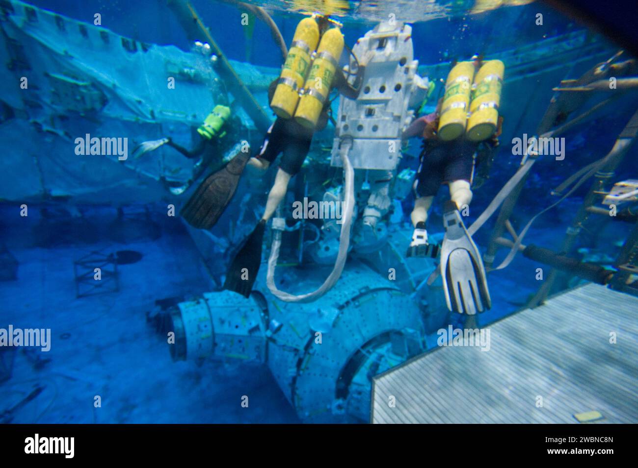 FOTODATUM: 09.10.04 ORT: NBL - Pool Topside and Control Room THEMA: STS-129 Crew-Mitglieder Michael Foreman und Robert Satcher während der STS-129 ULF3 EVA 1 92027 Schulung. Fotovorbereitungen, Anzug ziehen, mit Anzug-Technikern arbeiten, ins Wasser abgesenkt werden, andere Crew-Mitglieder im Kontrollraum Stockfoto