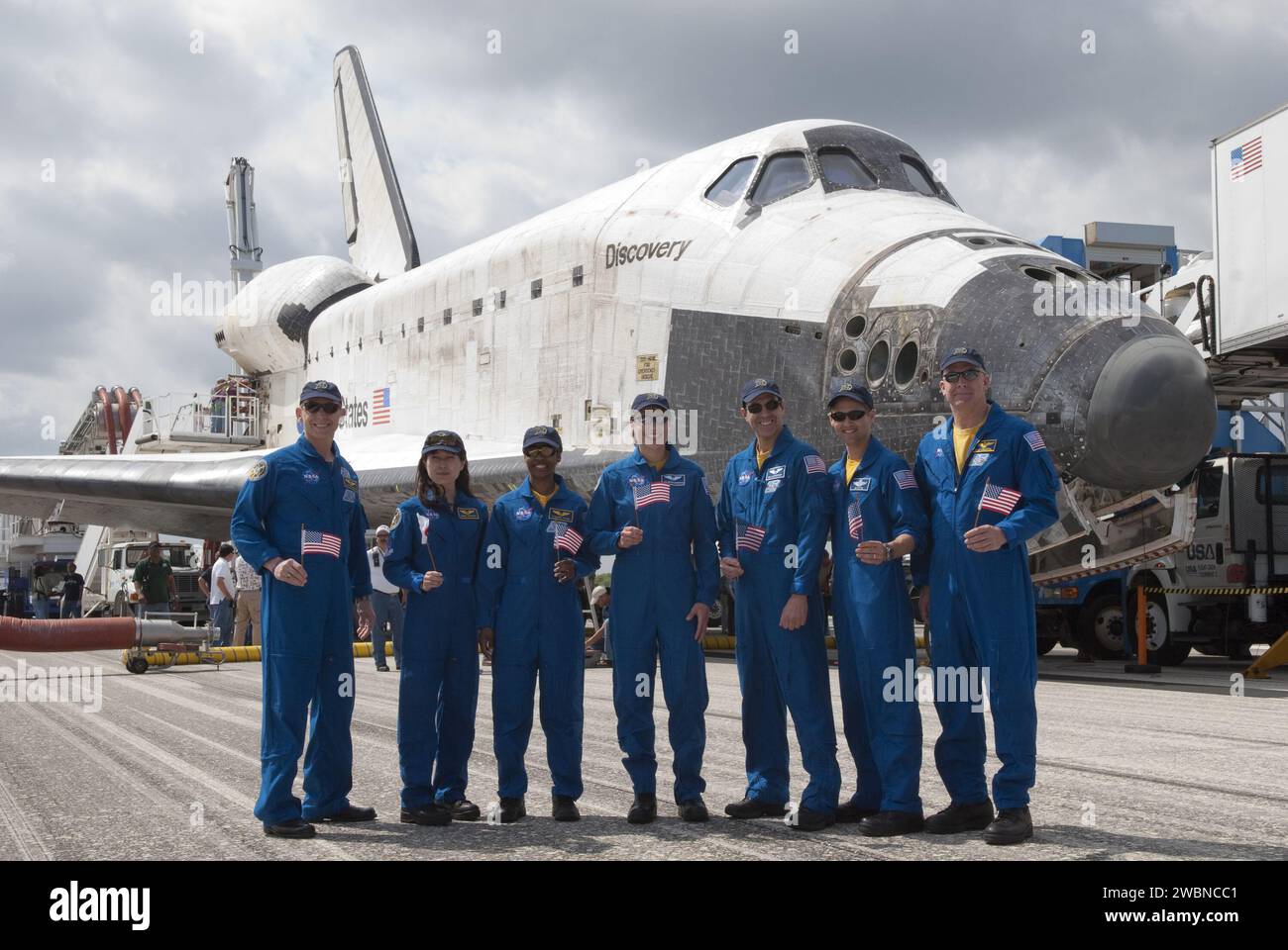 Die siebenköpfige STS-131-Crew des Space Shuttle Discovery posierte für ein Gruppenporträt in der Shuttle Landing Facility, nachdem sie ihre 15-tägige, 6,2 Millionen Meilen lange Mission beendet hatte. Die Besatzung lieferte das Logistikmodul Leonardo mit Vorräten, Schlafräumen und wissenschaftlichen Racks zur Internationalen Raumstation und ersetzte ein Gyroskop auf der Station. Stockfoto