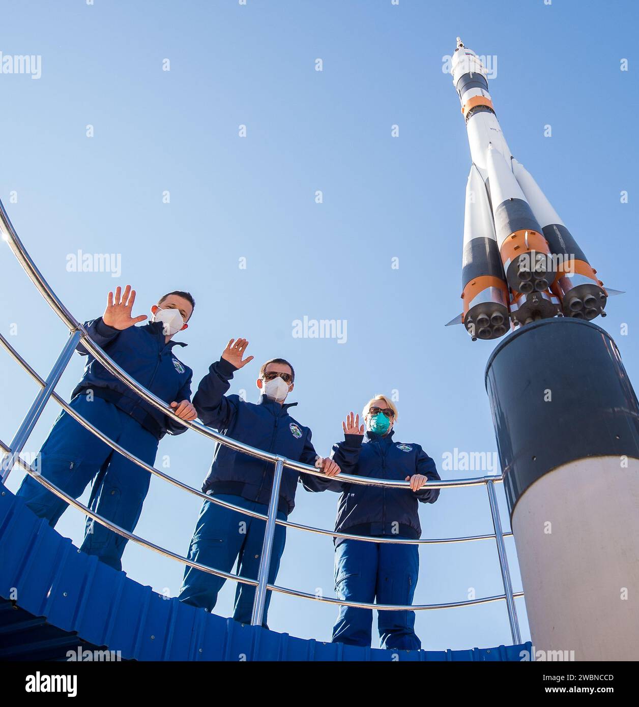 Expedition 64 Besatzungsmitglieder die russischen Kosmonauten Sergej Kud-Swerchkow (links) und Sergej Ryzhikow (Mitte) und NASA-Astronautin Kate Rubins (rechts) posieren für ein Foto als Teil der Aktivitäten vor dem Start am Dienstag, 6. Oktober 2020, im Cosmonaut Hotel in Baikonur, Kasachstan. Das Trio soll am 14. Oktober an Bord des Raumschiffs Sojus MS-17 zur Internationalen Raumstation starten. Stockfoto