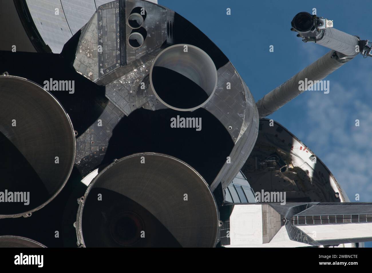 ISS028-E-015647 (10. Juli 2011) --- dieses Bild von Atlantis' Haupt- und Subsystemtriebwerken ist eines von einer Bildserie, die verschiedene Teile des Raumschiffs Atlantis in der Erdumlaufbahn zeigt wie von einem der drei Besatzungsmitglieder -- die Hälfte der Stationscrew -- die zu diesem Zweck auf der Internationalen Raumstation mit Standbildkameras ausgerüstet waren, als das Shuttle für Fotos und visuelle Vermessungen „posierte“ und einen Back-Flip für das Rendezvous-Pitch-Manöver (RPM) durchführte. Ein 1000-mm-Objektiv wurde verwendet, um diese bestimmte Serie von Bildern aufzunehmen. Stockfoto