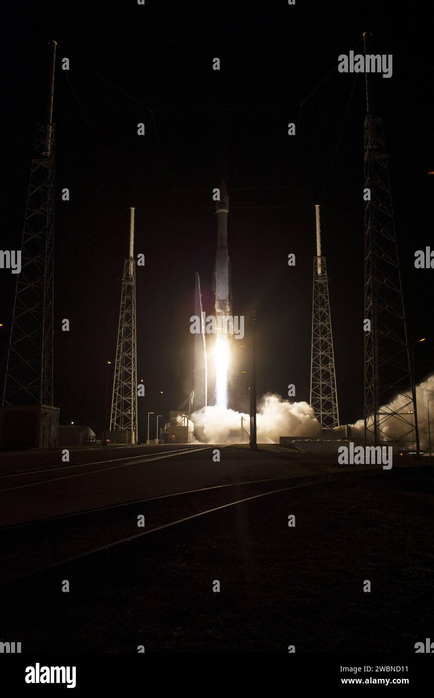 CAPE CANAVERAL, Fla. – Die Atlas-V-Rakete der United Launch Alliance startet vom Space Launch Complex 41 auf der Cape Canaveral Air Force Station mit dem NASA-Satelliten TDRS-L in die Erdumlaufbahn. Der Abflug war um 33 Uhr EST. Die TDRS-L-Sonde ist der zweite von drei neuen Satelliten, die für die NASA durch die Verlängerung der Lebensdauer der TDRSS-Flotte des Tracking and Data Relay Satellite Systems, die aus acht Satelliten in geosynchroner Umlaufbahn besteht, eine lebenswichtige Betriebskontinuität gewährleisten sollen. Die Raumsonde liefern Tracking, Telemetrie, Befehl und Daten mit hoher Bandbreite r Stockfoto