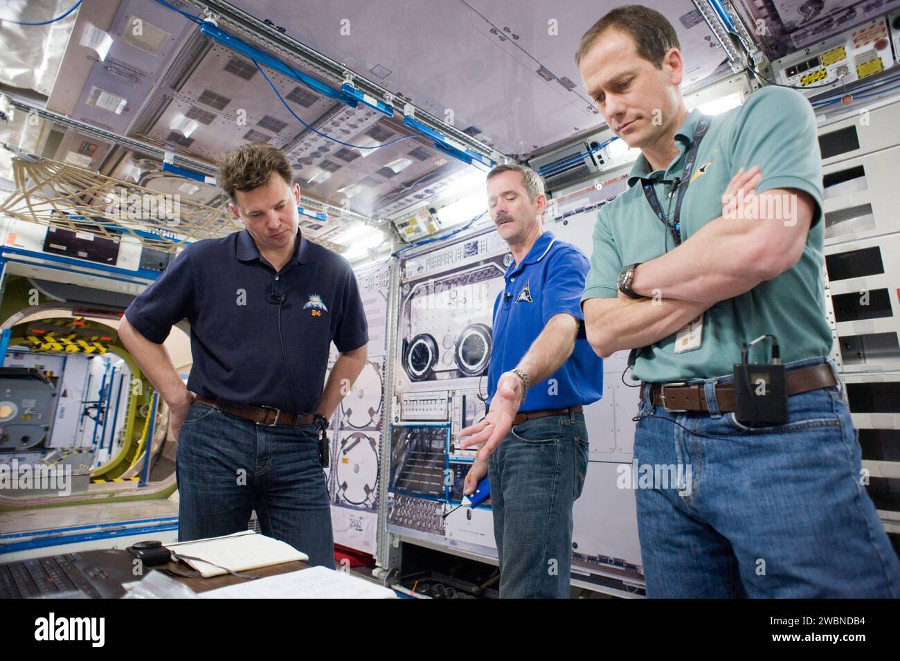 Die Besatzung der Expedition 34/35 führte am 19. März 2012 eine Ausbildung in ISS-Modellen im Gebäude 9NW durch, um sich auf die Mission an Bord der Internationalen Raumstation vorzubereiten. Stockfoto