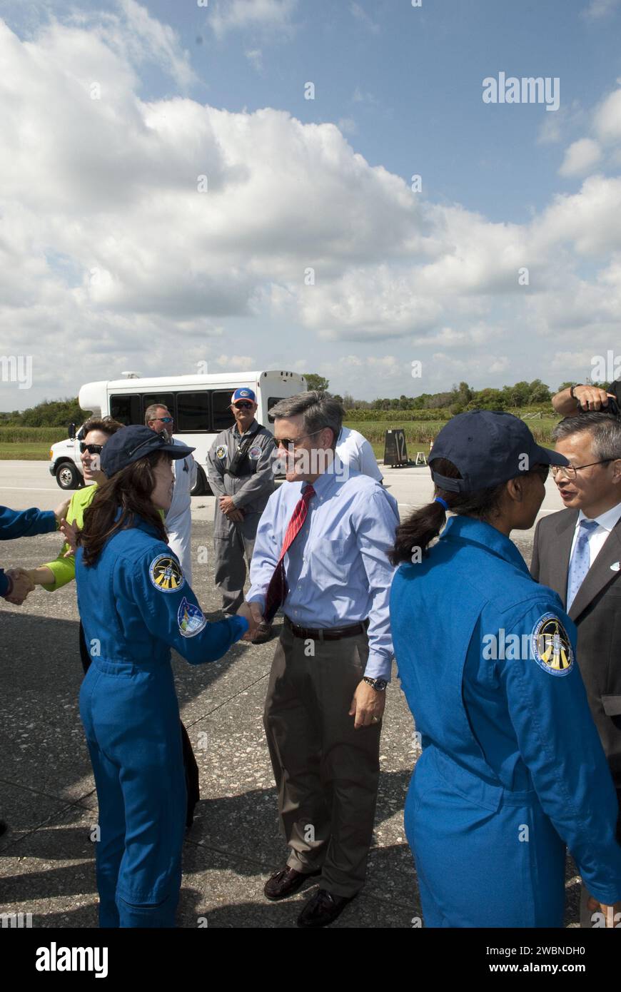 Bob Cabana, Direktor des Kennedy Space Center, gratulierte dem STS-131 Mission Specialist Naoko Yamazaki, nachdem Discovery auf der Landebahn 33 landete und die 6,2 Millionen Meilen lange Mission beendete. Die siebenköpfige Besatzung lieferte das Logistikmodul Leonardo zur Internationalen Raumstation, ersetzte ein Gyroskop, installierte einen Ersatz-Ammoniaktank und holte ein japanisches Experiment von der Station. Stockfoto