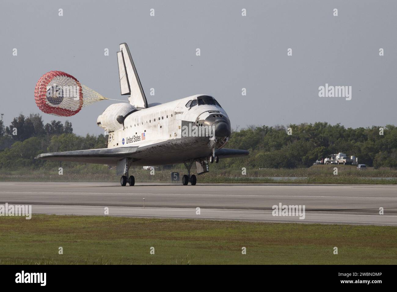 Die Entdeckung landete im Kennedy Space Center nach einer 15-tägigen, 6,2 Millionen Meilen langen STS-131-Mission. Die Besatzung lieferte das Leonardo-Logistikmodul, übertrug Vorräte, ersetzte ein Gyroskop und einen Ammoniaktank und holte ein japanisches Experiment auf der Internationalen Raumstation. Stockfoto