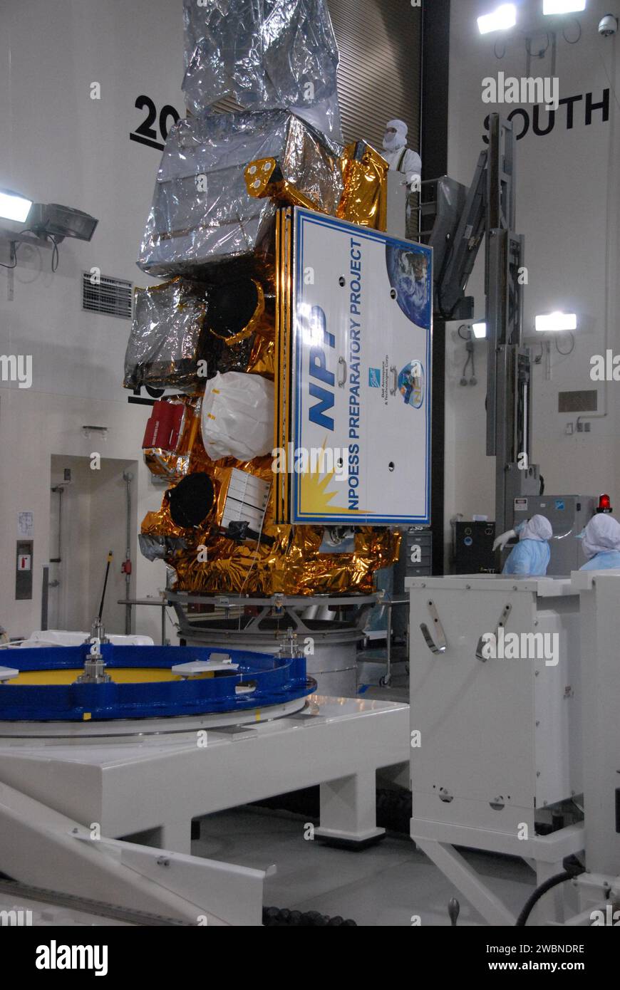 In einem Reinraum in der Astrotech Payload Processing Facility auf dem ...