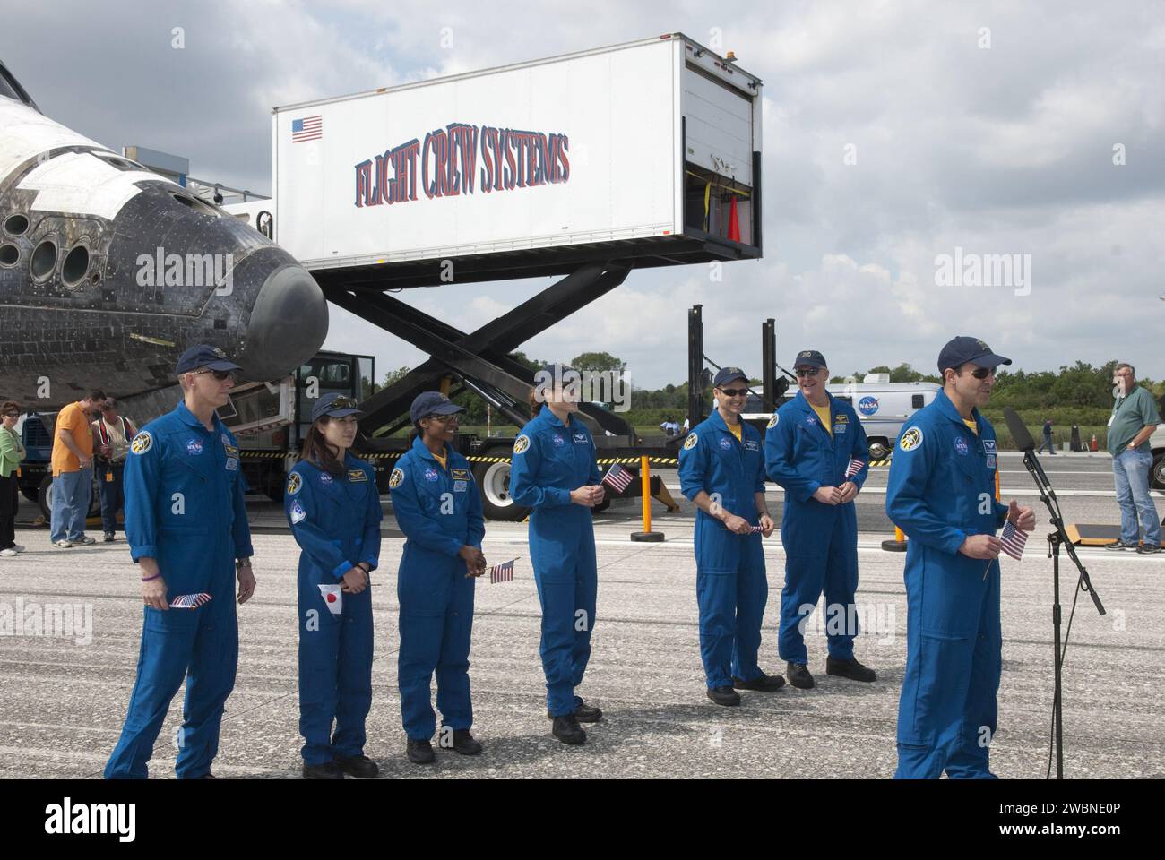 CAPE CANAVERAL, Fla. - In der Shuttle Landing Facility im Kennedy Space Center der NASA in Florida kommentieren die Mitglieder der STS-131-Crew des Space Shuttle Discovery ihre erfolgreiche Mission zur Internationalen Raumstation nach der Landung der Discovery auf Landebahn 33. Am Mikrofon ist Missionsspezialist Rick Mastracchio. Hinter ihm stehen die Missionsspezialisten Clayton Anderson, Naoko Yamazaki von der Japan Aerospace Exploration Agency, Stephanie Wilson und Dorothy Metcalf-Lindenburger, Pilot James P. Dutton Jr. und Commander Alan Poindexter. Die Entdeckung landete nach 15 Tagen auf der Start- und Landebahn 33 Stockfoto