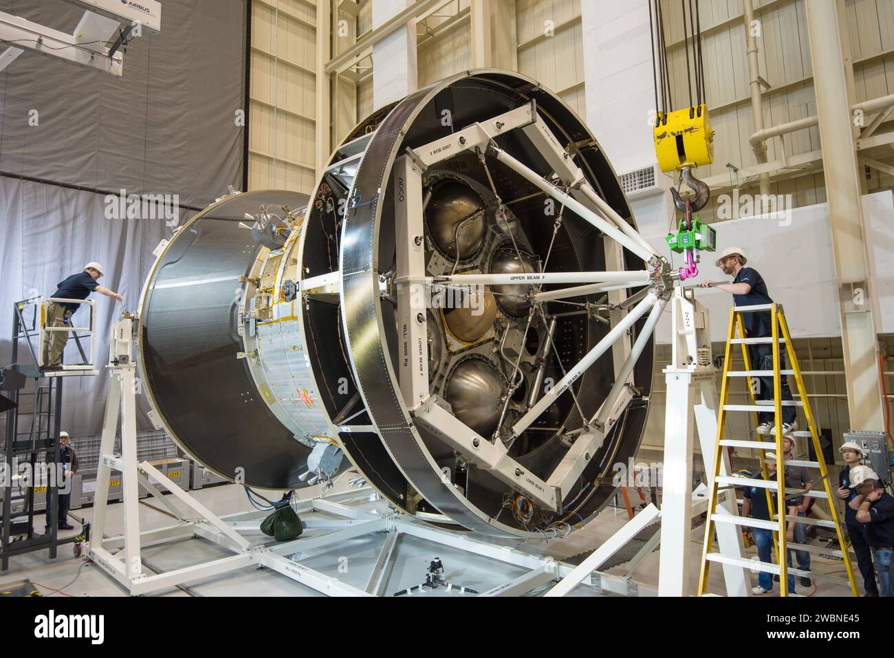 Die Ingenieure und Techniker der NASA Glenn an der Plum Brook Station in Sandusky, Ohio, hoben am 20. Februar 2016 das Servicemodul von Orion an und kippten es, um sich auf einen Test für den Einsatz von Solaranlagen vorzubereiten. Das von der ESA gelieferte und von Airbus Defence and Space gebaute Servicemodul wird für Artemis I Strom, Antrieb, Luft und Wasser bereitstellen und die strukturelle Integrität vor dem SLS-Flug gewährleisten. Stockfoto