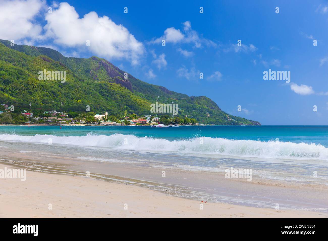 Landschaft von Beau Vallon Strand an einem sonnigen Sommertag. Mahe Island, Seychellen Stockfoto