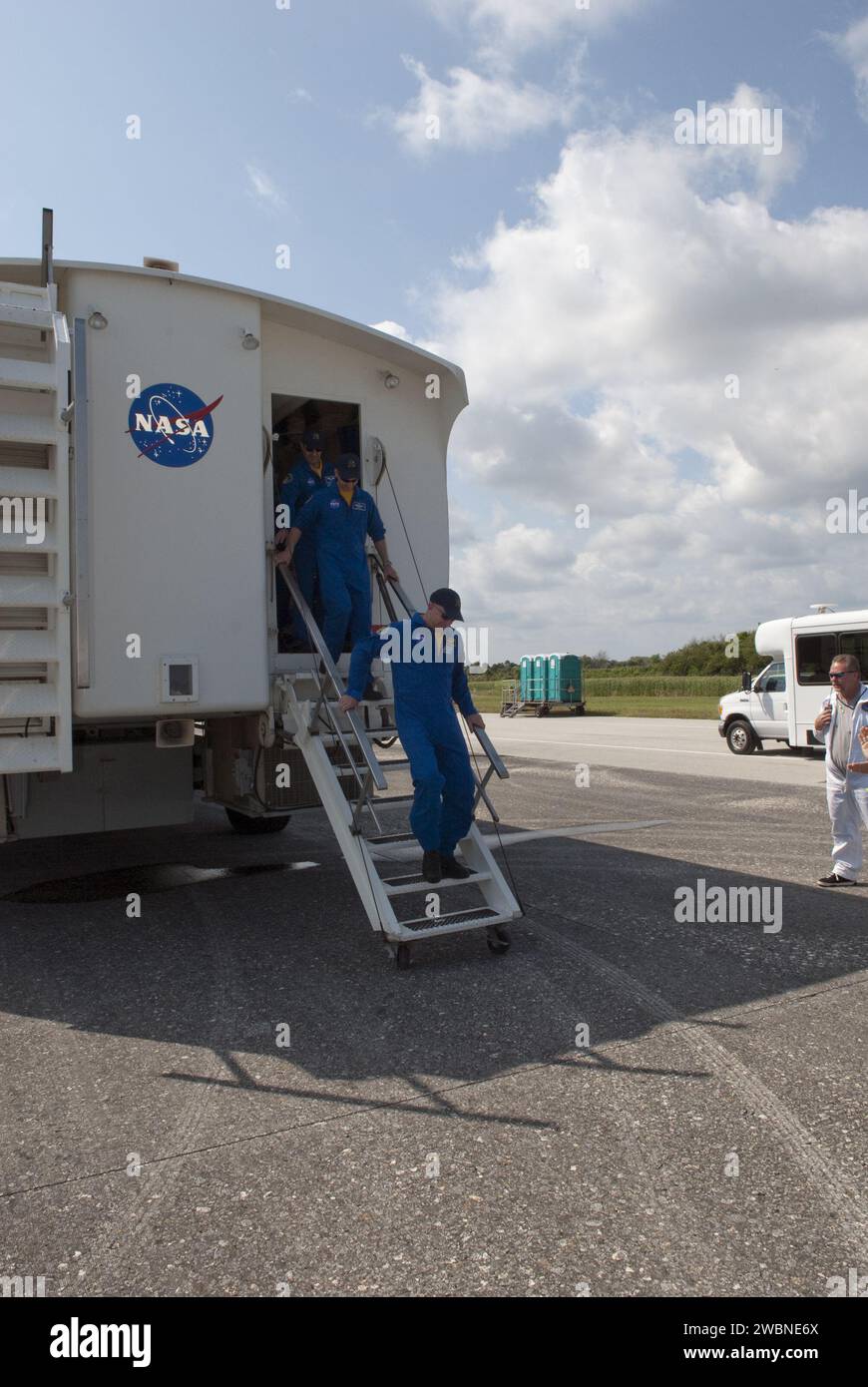 Der STS-131 Commander Alan Poindexter und seine Crew verließen das Transportfahrzeug im Kennedy Space Center, nachdem die Discovery auf der Landebahn 33 gelandet war. Die Besatzung erhielt eine erste medizinische Untersuchung nach der 15-tägigen, 6,2 Millionen Meilen langen Mission, die das Logistikmodul Leonardo lieferte und Wartungsarbeiten an der Internationalen Raumstation durchführte. Stockfoto
