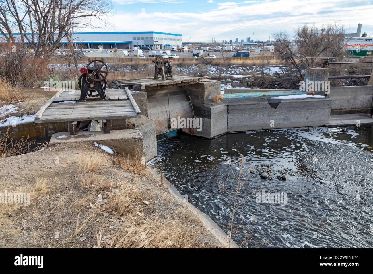 Denver, Colorado – Gates steuerte den Wasserfluss in die Kanäle oberhalb des Clear Creek. Stockfoto