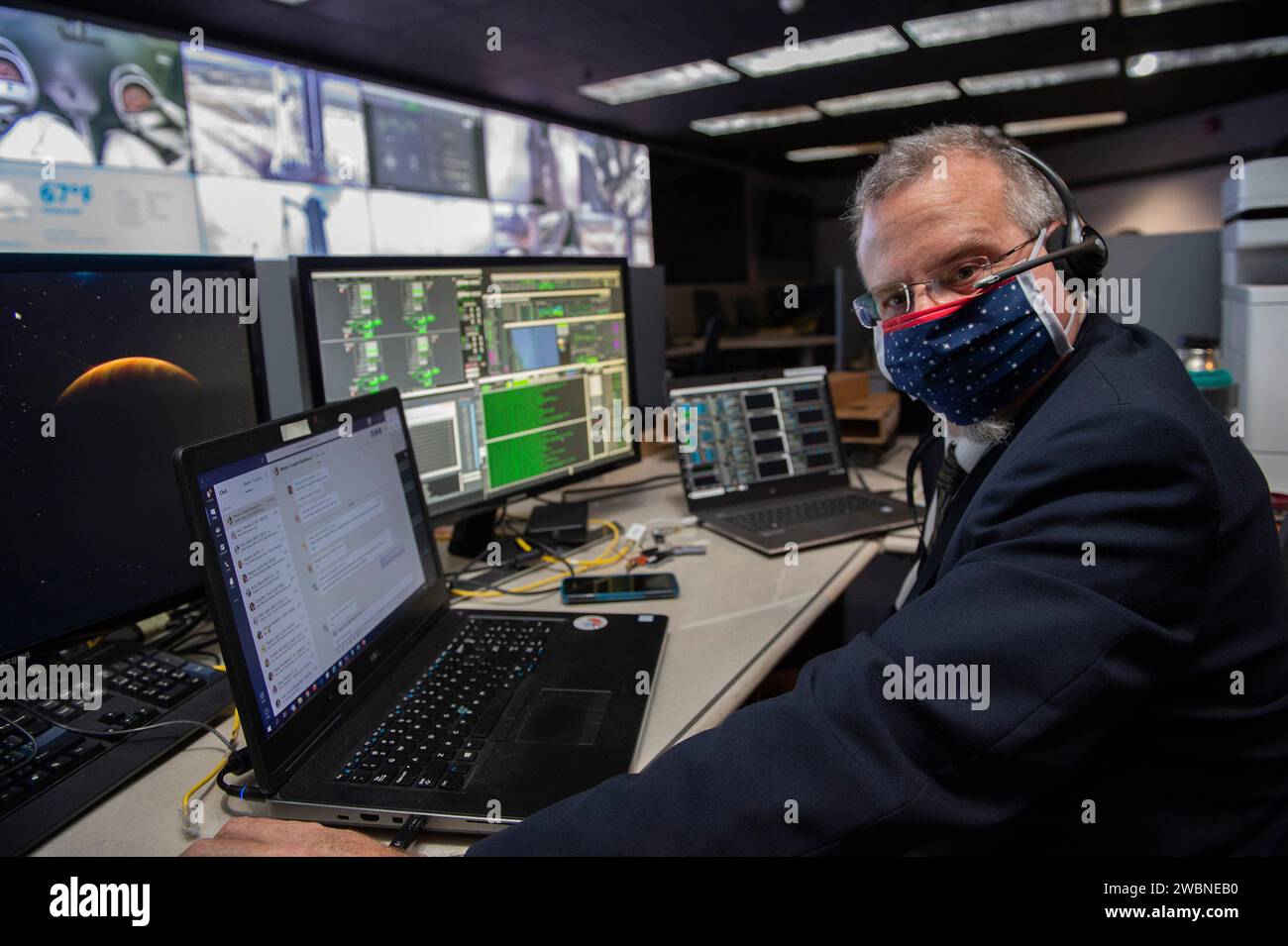 Ken Schrock und Teams des Marshall Space Flight Centers der NASA überwachten die Startbedingungen von Demo-2 vom Huntsville Operations Support Center (HOSC). Stockfoto