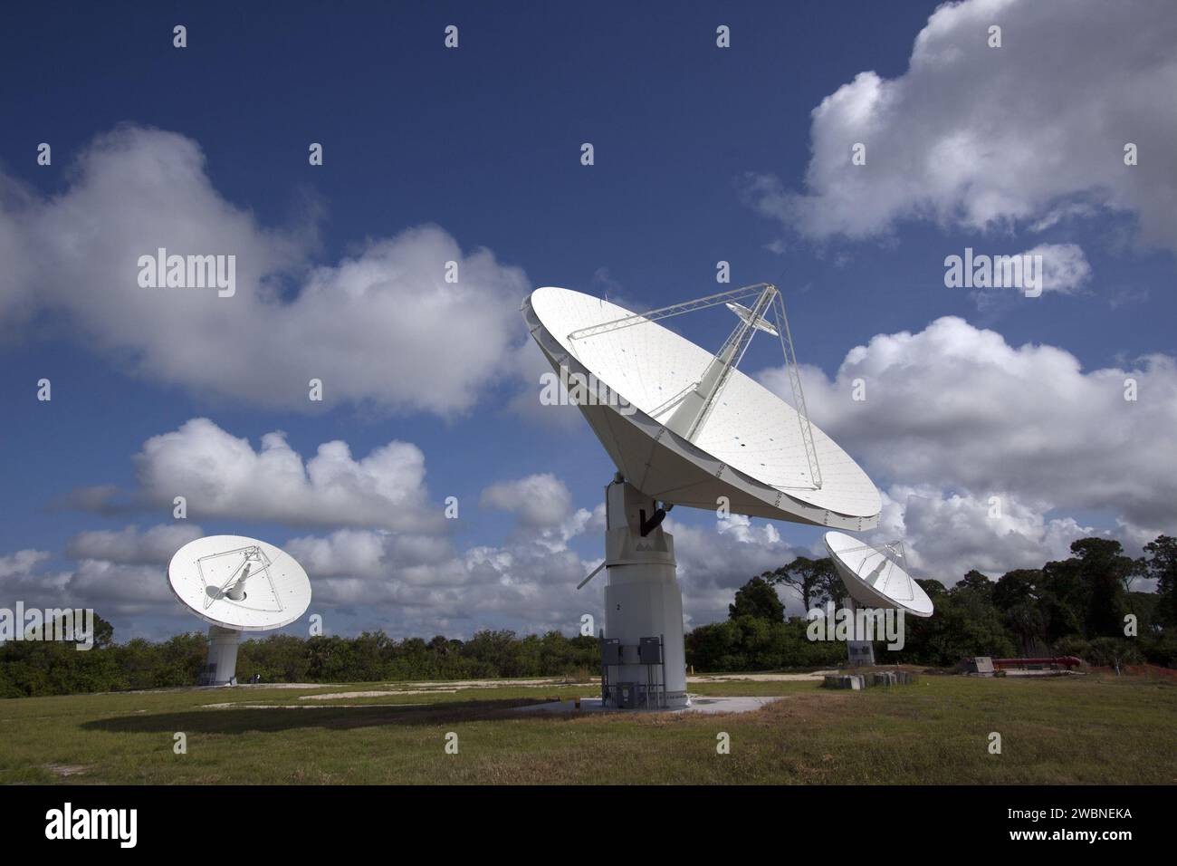 CAPE CANAVERAL, Fla. -- im Kennedy Space Center der NASA in Florida werden die drei Ka-Band Objects Observation and Monitoring, oder Ka-BOOM, Testantennen verwendet, um das Muster der Sonne während der ersten Tests des neuen Systems zu verfolgen. Das Ziel von Ka-BOOM ist es, Technologien zu beweisen, die es zukünftigen Systemen ermöglichen, erdnahe Objekte in Bezug auf Größe, Form, Rotationsgeschwindigkeit zu charakterisieren und die Flugbahn dieser Objekte zu bestimmen. Radarstudien können die Flugbahn 100.000-mal genauer bestimmen als optische Methoden. Sie sind auch für die Raumkommunikation und die Funkwissenschaft geeignet Stockfoto