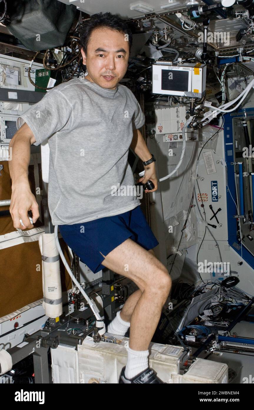 Der Astronaut Satoshi Furukawa nutzt das CEVIS-Zyklusergometer im Destiny-Labor auf der ISS, um während der Expedition 28 körperliche Fitness zu erhalten. Stockfoto