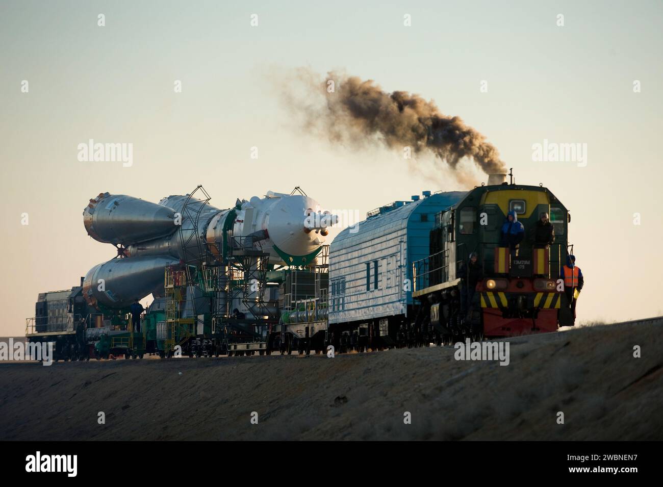 Die Sojus-Rakete wird am Dienstag, den 24. März 2009, auf dem Baikonur-Kosmodrom in Kasachstan zum Startplatz gebracht. Die Sojus sollen am 26. März 2009 die Besatzung der Expedition 19 und einen Raumfahrtteilnehmer starten. Stockfoto