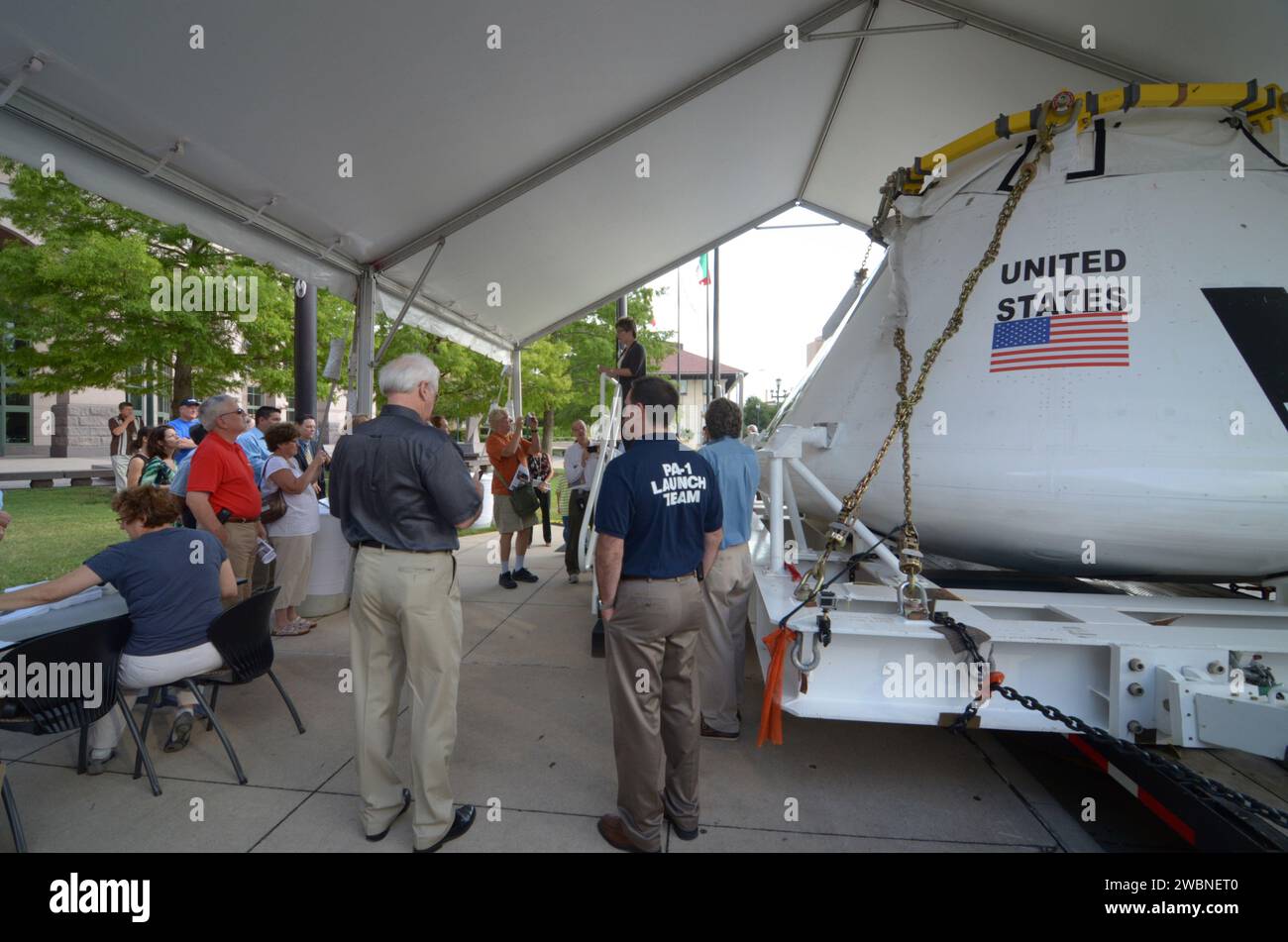 Die Besucher bereiten sich darauf vor, das Orion-Crew-Modul zu sehen, das mit dem Flugtest Pad Abort-1 (PA-1) der NASA geflogen wurde, der auf einer Veranstaltung im Bullock Texas State History Museum in Austin, Texas, am 20. Juni 2011 gezeigt wird. Teil der Batch-Bildübertragung von Flickr. Stockfoto