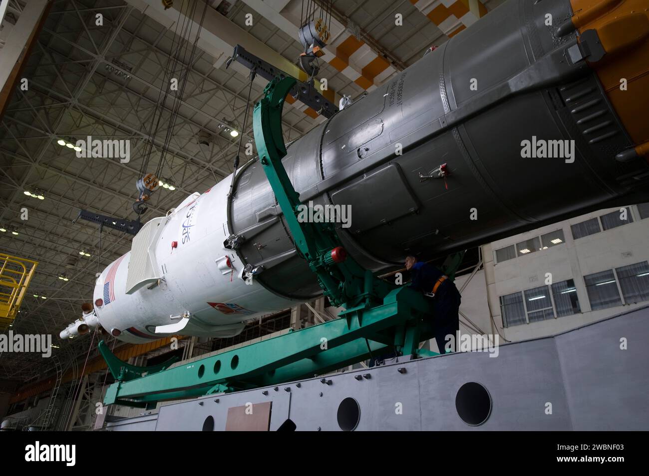 Ein Ingenieur überwachte das Sojus-Raumschiff TMA-14 und die dritte Stufe während der Endmontage zur ersten und zweiten Stufe am Baikonur Cosmodrome in Kasachstan am 23. März 2009. Die Sojus-Gruppe sollte am 26. März 2009 die Besatzung der Expedition 19 und einen Raumfahrtteilnehmer starten. Stockfoto